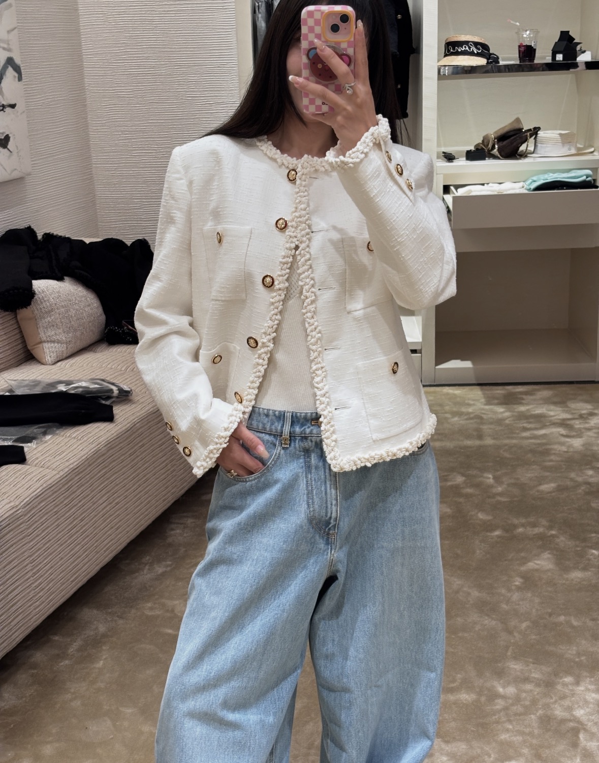 NO:954970,26 spring, summer, autumn and winter new products  Cha** pure white tweed jacket, fresh and elegant, showing French elegance. Hand-woven raw edges surround the body, and exquisite retro gold buttons are embellished on the front and back, with both layered texture. Classic round neck with four-pocket design, neat short tailoring to modify the body shape. The textured fabric is crisp and stylish, simple and pure colors are versatile and durable, suitable for skirts and trousers, easily create a gentle and dignified refined lady's outfit. In stock 36/38/40, skirts, jackets & coats,1986090926春夏秋冬新品 Cha**纯白粗花呢小香外套,清新雅致尽显法式优雅.手工编织毛边环绕衣身,精致复古金扣点缀前后,层次质感兼备.经典圆领搭配四口袋设计,利落短款剪裁修饰身形.肌理感面料挺括有型,简约纯净色调百搭耐看,适配裙装与长裤,轻松塑造温柔显贵的精致大小姐穿搭.现货36/38/40,,skirts,jackets & coats,,Women's clothing
