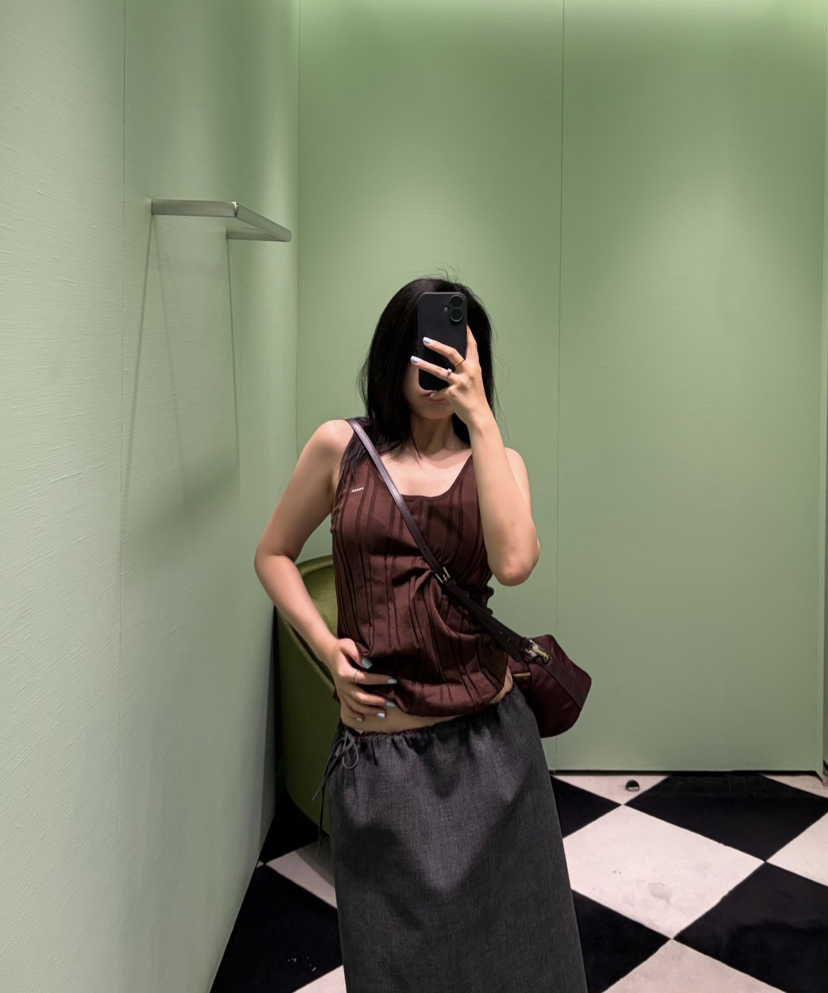 NO:955781,26 early autumn new style  Pra** dark brown knitted inner vest, a simple and timeless essential item. The three-dimensional vertical pit weaving method modifies the body shape, the soft U-neck just shows off the shoulder and neck lines, and the low-key brand logo adds recognition. The fine knitted fabric is skin-friendly and breathable, and the slim cut fits the curve. It is elegant when worn alone, or can be layered with a jacket, suitable for a variety of outfits, and interprets the Italian minimalist and restrained high-end texture. In stock 36/38/40, prada, jackets & coats,1986090926早秋新款 Pra**深棕针织内搭背心,简约隽永的刚需单品.立体竖坑条织法修饰身形,柔和U领恰到好处展露肩颈线条,低调品牌标识增添辨识度.细腻针织面料亲肤透气,修身剪裁贴合曲线.单穿雅致,亦可叠搭外套,适配多种穿搭方案,演绎意式极简克制的高级质感.现货36/38/40,,prada,jackets & coats,,Women's clothing
