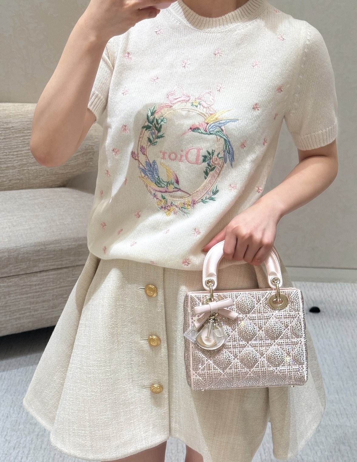 NO:955840,26 early autumn new product Dio** short-sleeved sweater  The gentle creamy white background shows an elegant style. The body is scattered with delicate embroidery of small flowers, and the center hummingbird garland is delicately embroidered. The colors are smart and poetic. The soft and light knitted fabric is skin-friendly and comfortable, the classic round neck is simple and elegant, and the fit and tailoring are neat and elegant. It combines girly romance and French light luxury. It can be worn alone or layered to create a gentle and elegant spring look. In stock 36/38/40, dior, sweaters, T-shirt,1986090926早秋新品 Dio**短袖毛衣 温柔奶白底色尽显雅致格调.衣身散落精致小花刺绣,中心蜂鸟花环刺绣工艺细腻,色彩灵动富有诗意.柔软轻盈针织面料亲肤舒适,经典圆领简约大方,合身剪裁利落大气.兼具少女浪漫与法式轻奢,单穿叠搭皆出彩,打造温柔优雅的春日造型.现货36/38/40,,dior,sweaters,T-shirt,,Women's clothing