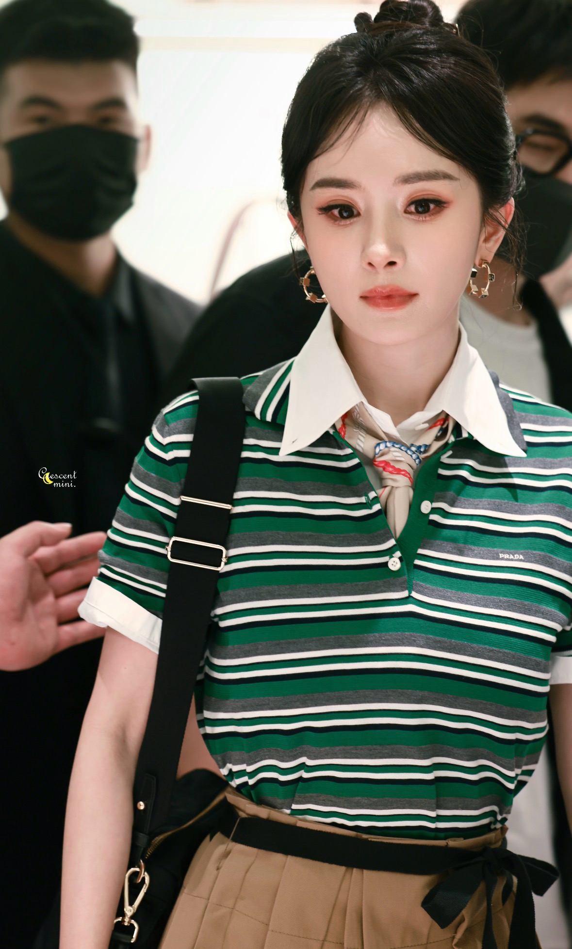 NO:955730,26 spring and summer new arrivals short-sleeved sweater  pra**Yang Mi's same style contrasting striped Polo, with fresh green tones intertwined with layered stripes, has a 90s Italian girly feel. The spliced white lapels highlight the neat silhouette, the short version optimizes body proportions, and the low-key logo on the chest embellishes the brand style. Soft knitted fabric is comfortable  It is skin-friendly, and paired with a khaki pleated skirt, it is gentle and reduces age. It has both college sweetness and light luxury texture. You can easily wear it for daily travel with a smart and noble retro girly atmosphere. In stock, sml, prada, skirts, sweaters, T-shirt,1986090926春夏新品 短袖毛衣 pra**杨幂同款撞色条纹Polo,清新绿调交织层次条纹,自带90年代意式少女感.拼接白翻领衬出利落轮廓,短款版型优化身材比例,胸口低调标识点缀品牌格调.柔软针织面料舒适亲肤,搭配卡其百褶裙温柔减龄,兼具学院清甜与轻奢质感,日常出行轻松穿出灵动显贵的复古少女氛围.现货smL,,prada,skirts,sweaters,T-shirt,,Women's clothing