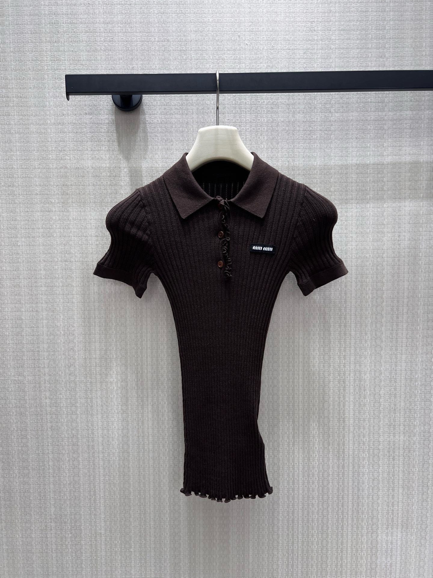 NO:955765,26 spring and summer new products dark brown textured knitted Polo short sleeves  The fine vertical pit pattern has a slimming and soft texture, and the placket has unique fungus-edged buttons, softening and neat lines. The woven logo on the chest is a low-key mark of the brand style, the small lapels modify the shoulders and neck, and the short version optimizes body proportions. It is soft, skin-friendly and breathable.  The fabric has a college girl atmosphere, and when paired with a khaki skirt, it is gentle and dignified. It can be worn for daily commuting and outings to give a sweet retro feel. In stock 36/38/40 real shot details, skirts, T-shirts,1986090926春夏新品 深棕肌理针织Polo短袖 细密竖坑纹自带显瘦柔光质感,门襟别致木耳边纽扣,柔化利落线条.胸前织唛Logo低调标识品牌格调,小翻领修饰肩颈,短款版型优化身材比例.软糯亲肤透气面料,自带学院少女氛围,搭配卡其半裙温柔显贵,日常通勤、出游都能穿出清甜复古千金感.现货36/38/40实拍细节图,,skirts,T-shirt,,Women's clothing
