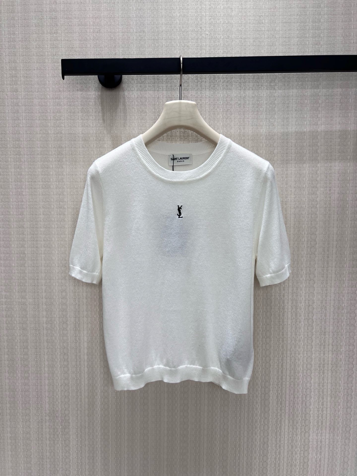 NO:955750,26 spring and summer new products basic style  The short-sleeved sweater is made of fine and light knitted fabric. The upper body is breathable and smooth, suitable for spring and summer wear. The small classic brand embroidery on the chest is simple and eye-catching, and the round neck, cuffs and hem are ribbed to reinforce the fit. The neat short version raises the waistline, and the two classic colors of white and gray are versatile and durable. It can be worn alone or as an inner layer, easily interpreting a sophisticated and restrained style with a modern and light luxury atmosphere. Ready smL  Actual detailed pictures, T-shirt,1986090926春夏新品 基础款 短袖针织衫选用细腻轻薄针织面料,上身透气顺滑,适配春夏穿搭.胸口小巧经典品牌刺绣简约醒目,圆领、袖口与下摆做罗纹收边加固版型.利落短款版型拉高腰线,白、灰两种经典色系百搭耐穿,单穿或充当内搭皆可,轻松诠释干练内敛、自带摩登轻奢氛围的穿搭风格现货smL 实拍细节图,,T-shirt,,Women's clothing