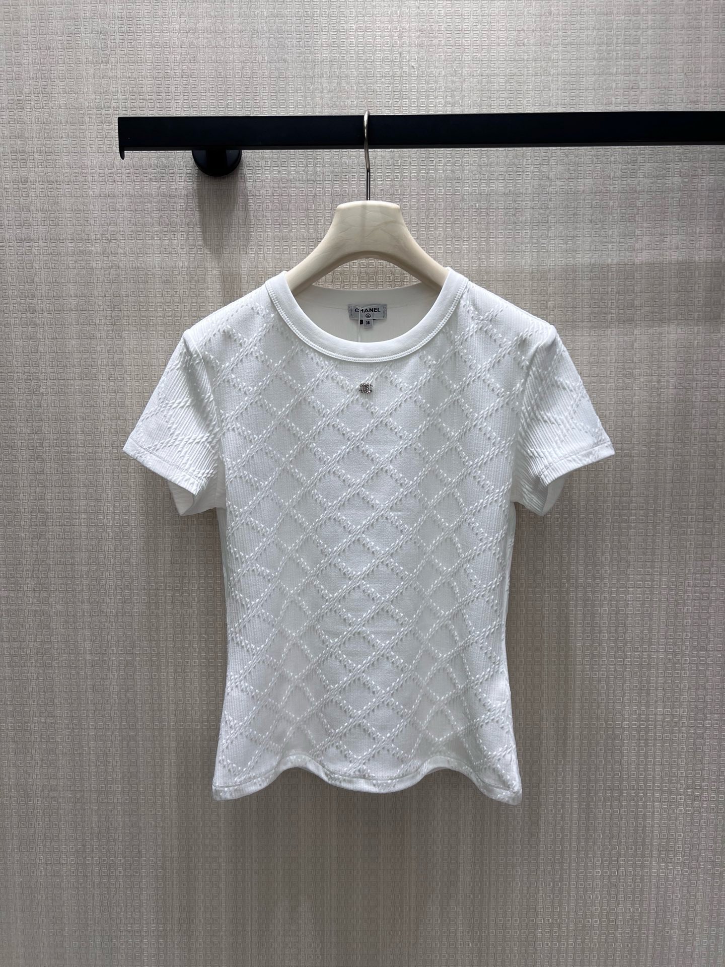 NO:955735,26 early autumn new products Cha**  Small fragrant rhombus embossed short sleeves, pure white tone, gentle and elegant, the three-dimensional rhombus texture on the whole body is exquisite and delicate, hiding a low-key sense of layering. The simple round neck fits the neck, the mini metal double C logo on the chest is the finishing touch, and the slim-fitting short version outlines the waist  Thread. The elastic knitted fabric is soft and skin-friendly, fits the body shape without being tight. It is refreshing and simple when worn alone. It is suitable for matching with skirts and suits. It can easily fill up the French light luxury atmosphere and is versatile and durable for daily commuting. In stock 36/38/40  Actual detailed pictures, skirts, T-shirts, business suits,1986090926早秋新品 Cha** 小香菱格浮雕短袖,纯净白调温柔雅致,全身立体菱格肌理精致细腻,暗藏低调层次感.简约圆领贴合脖颈,胸口迷你金属双C标识点睛,修身短款版型勾勒腰线.弹力针织面料柔软亲肤,贴合身形不紧绷,单穿清爽简约,搭配半裙、西装皆适配,法式轻奢氛围感轻松拉满,日常通勤百搭耐看.现货36/38/40 实拍细节图,,skirts,T-shirt,business suit,,Women's clothing