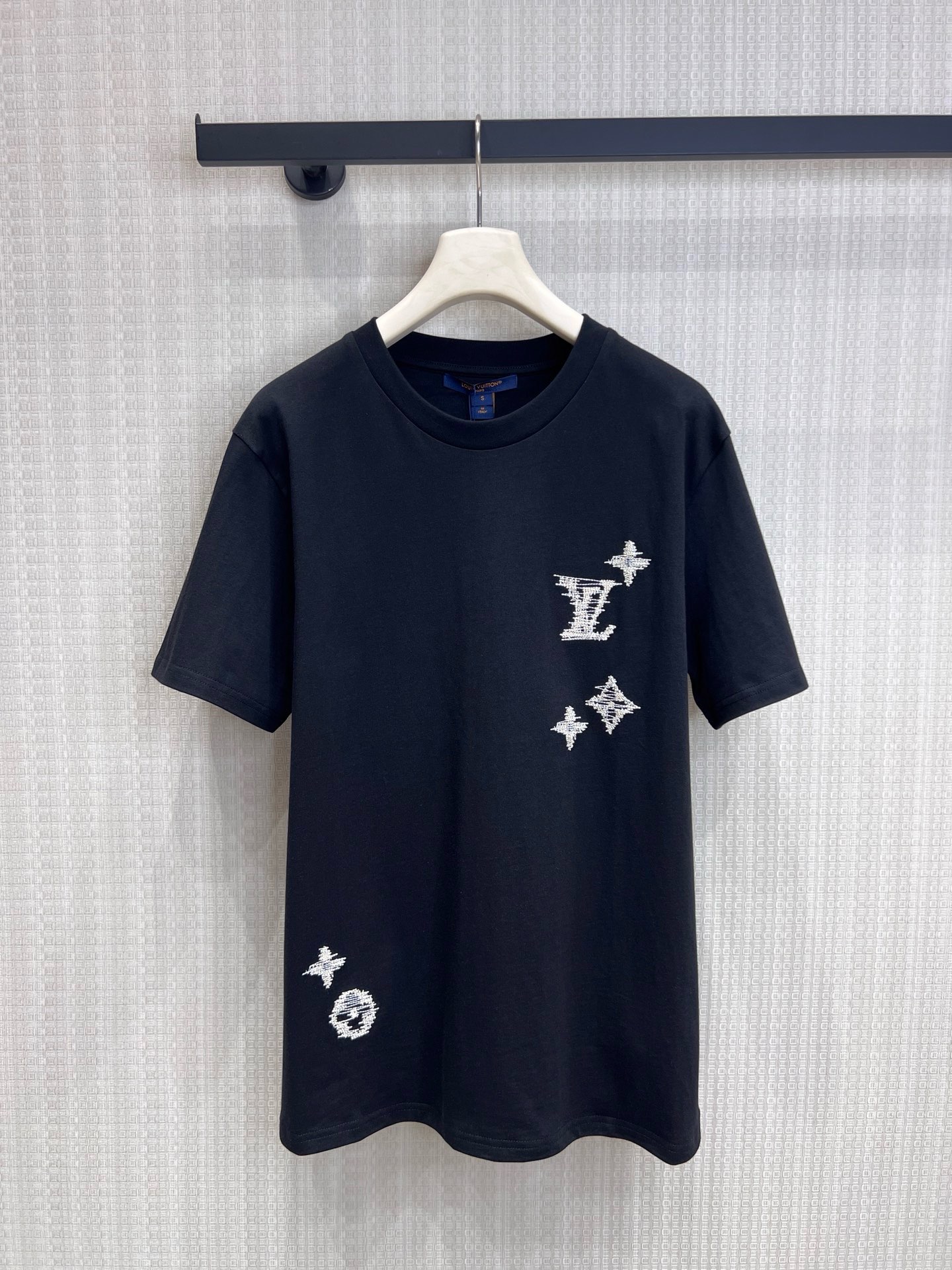 NO:955721,26 spring and summer new arrival Lou heavy embroidery short sleeves. Customized heavy fabrics, crisp and not soft. Three-dimensional embroidered presbyopia, full of details. Black and white two-color. Loose and casual version, same style for men and women. Suitable for daily commuting and street outing. One piece can handle all matching scenes, big-name texture, daily comfort, close your eyes without stepping on thunder. Ready for sale. smL real shot details, T-shirt,1986090926春夏新品 Lou 重工刺绣短袖 定制重磅面料,挺括不软塌 立体刺绣老花,细节拉满 黑白双色 宽松休闲版型,男女同款 日常通勤/街头出街都适配, 一件搞定所有搭配场景,大牌的质感,日常的舒适,闭眼入不踩雷 现货出售 smL 实拍细节图,,T-shirt,,Women's clothing