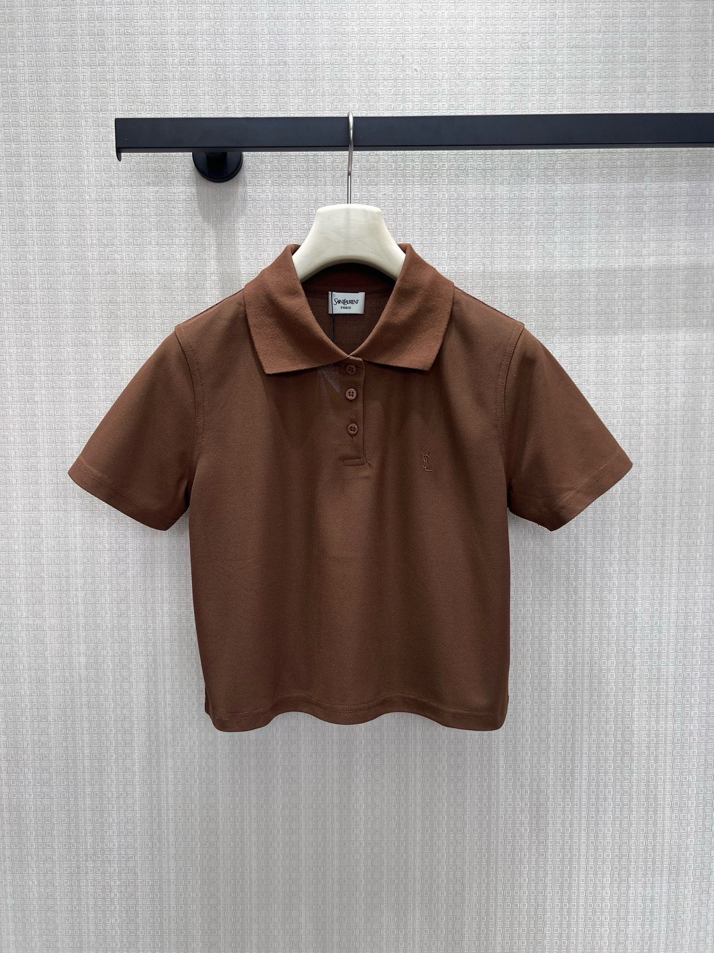 NO:955707,26 spring and summer new products  Polo short sleeves are made of breathable piqué cotton fabric with fine and crisp texture, and the upper body is refreshing and not stuffy. The lapel is matched with two buttons on the placket, neatly modifying the shoulder and neck lines, and the micro red embroidery logo on the left chest is low-key and reveals the brand recognition. Pure white and clean.  Transparent, caramel brown, retro and mellow, suitable for both skirts and jeans, a relaxed and simple commuting casual item, with a low-key touch of French retro elegance. Ready-made sml real shot details, skirts, jeans, T-shirts,1986090926春夏新品 Polo短袖,甄选透气珠地棉面料,肌理细腻挺括,上身清爽不闷肤.翻领搭配门襟两粒扣,利落修饰肩颈线条,左胸微型红色刺绣标识低调流露品牌辨识度.纯净白干净通透,焦糖棕复古醇厚,搭配半裙、牛仔裤皆适配,松弛简约的通勤休闲单品,低调拿捏法式复古贵气.现货smL实拍细节图,,skirts,jeans,T-shirt,,Women's clothing