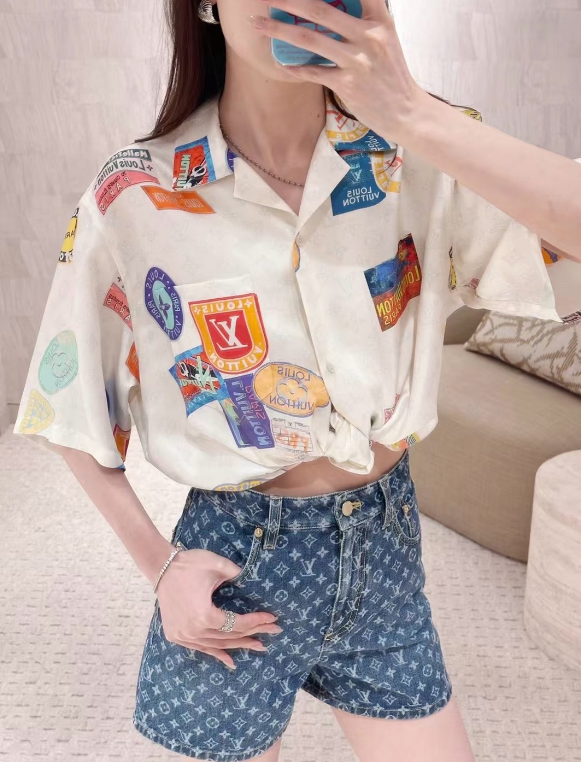 NO:955701,26 new spring and summer denim shorts  The brand's iconic old flower dark pattern is all over the shop, and the retro tone has a low-key luxury texture. The high-waist cut has a neat waistline, and the loose A-line pants modify the leg line, which is suitable for all types of leg shapes. The classic five-pocket denim structure is matched with metal button hardware, and the details are exquisite and durable without being exaggerated. Suitable for single wear with knitted or T-shirts, taking into account the casual and light luxury style, it is easy to create daily high-end wear. Ready-made sml, shorts, tees, t-shirt,1986090926春夏新品 牛仔短裤 满铺品牌标志性老花暗纹,复古调调自带低调奢华质感.高腰剪裁利落提腰线,宽松A字裤型修饰腿部线条,包容各类腿型不挑身材.经典五袋牛仔结构搭配金属纽扣五金,细节考究耐看不浮夸.单搭针织、T恤都适配,兼顾休闲随性与轻奢格调,轻松打造日常高级穿搭.现货smL,,shorts,tees，t-shirt,,Women's clothing