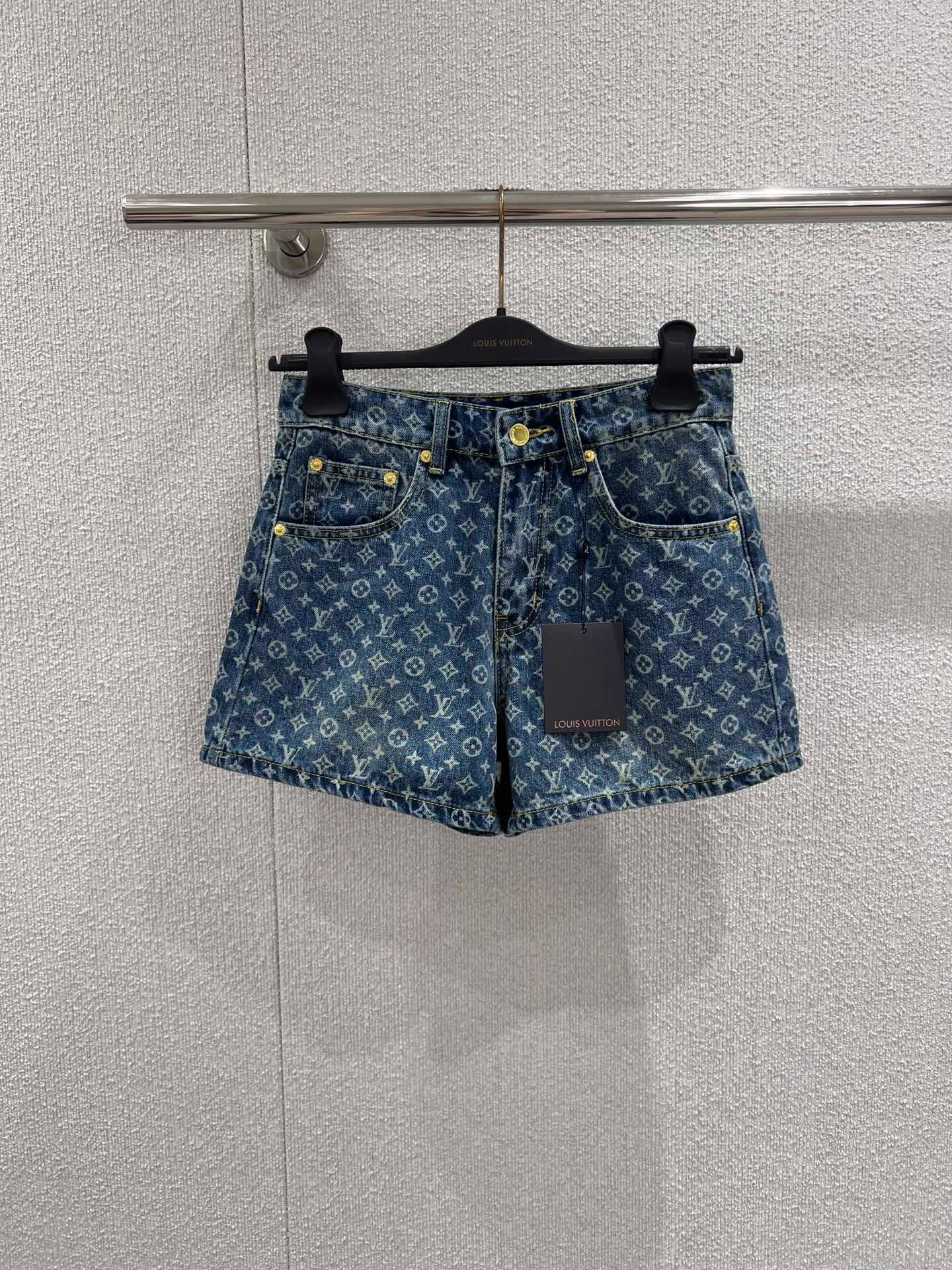 NO:955766,26 new spring and summer denim shorts are covered with the brand's iconic presbyopic dark patterns, and the retro tone has a low-key luxury texture. The high-waist cut has a neat waistline, and the loose A-line pants modify the leg line, which can accommodate all kinds of leg shapes regardless of body shape. The classic five-pocket denim structure is matched with metal button hardware, and the details are exquisite and durable without being exaggerated. Suitable for single wear with knitted or T-shirts, taking into account the casual and light luxury style, it is easy to create a daily high-end outfit. Ready-made smL  Actual detailed pictures, shorts, tees, t-shirts,1986090926春夏新品 牛仔短裤 满铺品牌标志性老花暗纹,复古调调自带低调奢华质感.高腰剪裁利落提腰线,宽松A字裤型修饰腿部线条,包容各类腿型不挑身材.经典五袋牛仔结构搭配金属纽扣五金,细节考究耐看不浮夸.单搭针织、T恤都适配,兼顾休闲随性与轻奢格调,轻松打造日常高级穿搭.现货smL 实拍细节图,,shorts,tees，t-shirt,,Women's clothing