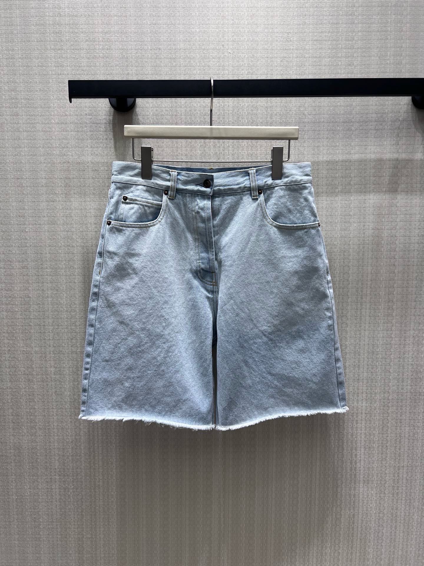 NO:955737,Batch 26 spring and summer new products  Pra** washed light blue denim shorts, which have the right balance between retro elegance and casual casualness. The high-waisted straight version accommodates all body shapes, the soft distressed wash weakens the heaviness of the denim, and the delicate raw edges of the trousers reveal lazy details. Iconic mouth  The bag hardware is low-key to highlight the brand recognition, and the light ice blue has a cooling texture. It is paired with a knitted blouse and a mint green handbag. The whole set is clean and high-end in the same light color. It is a versatile and timeless luxury item in the spring and summer wardrobe. Ready stock sml  Actual detailed pictures,,prada,shorts,19860909批 26春夏新品 Pra**水洗浅蓝牛仔中短裤,把复古优雅与休闲随性平衡得恰到好处.高腰直筒版型包容各类身形,柔和做旧水洗弱化牛仔厚重感,细腻毛边裤脚流露慵懒细节.标志性口袋五金低调彰显品牌辨识度,浅淡冰蓝自带降温质感,搭配针织短上衣与薄荷绿手提包,整套同浅色系穿搭干净高级,是春夏衣橱里百搭耐看、永不过时的轻奢单品.现货smL 实拍细节图,,prada,shorts,,Women's clothing