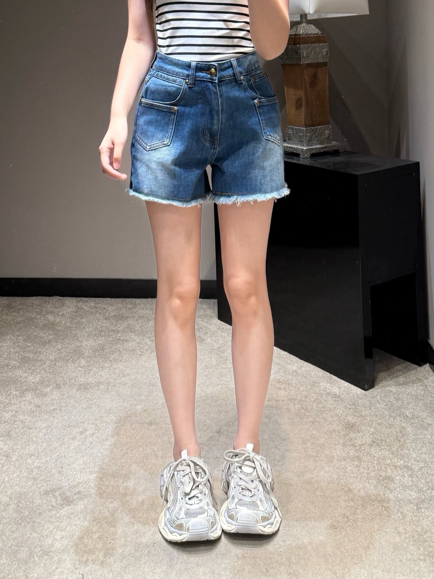 NO:955758,26 spring and summer new product mi** universal denim shorts, I finally found them. The classic washed denim blue, clean and durable, comes with American retro filter, no matter how you match it, the high-waisted straight version gently modifies the leg shape, quietly hides the small flesh of the crotch and thighs, allowing you to easily have supermodel proportions. The metal buckle in the front pocket and raw edge trouser legs inject a sense of detail into the simple style, low-key and exquisite. Ready for sale smL,, shorts,1986090926春夏新品 mi**万能牛仔短裤,终于被我找到了 经典的水洗牛仔蓝,干净又耐看,自带美式复古滤镜,怎么搭都不出错 高腰的直筒版型,温柔修饰腿型,悄悄藏起胯部和大腿的小肉肉,让你轻松拥有超模比例 前袋的金属扣和毛边裤脚,为简约的款式注入细节感,低调又精致现货出售smL,,shorts,,Women's clothing