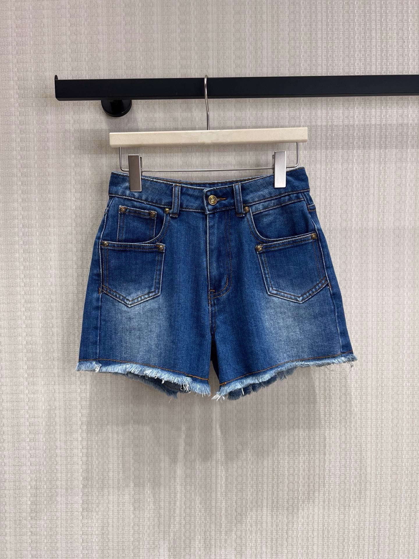 NO:955749,26 spring and summer new product mi** universal denim shorts, I finally found them. The classic washed denim blue, clean and durable, comes with American retro filter, no matter how you match it, the high-waisted straight version gently modifies the leg shape, quietly hides the crotch and thighs, allowing you to easily have supermodel proportions. The metal buckle on the front pocket and raw edge trouser legs inject a sense of detail into the simple style, low-key and exquisite. Ready-made smL  Actual detailed pictures,,shorts,1986090926春夏新品 mi**万能牛仔短裤,终于被我找到了 经典的水洗牛仔蓝,干净又耐看,自带美式复古滤镜,怎么搭都不出错 高腰的直筒版型,温柔修饰腿型,悄悄藏起胯部和大腿的小肉肉,让你轻松拥有超模比例 前袋的金属扣和毛边裤脚,为简约的款式注入细节感,低调又精致现货出售smL 实拍细节图,,shorts,,Women's clothing