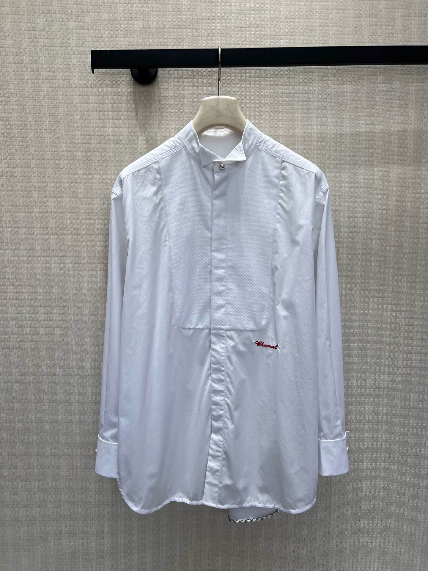 NO:955736,26 spring and summer new shirts  The sweetheart leader's private dress is a god on stage. This fragrant white shirt perfectly combines relaxed elegance. The neat lapel is matched with pearl buttons, and the loose and long version hides the shortcomings of the figure. The draped cotton material has a soft light texture. A touch of red embroidery on the body hides the brand's ingenuity, and the metal chain hem on the side is the finishing touch.  , weakening the monotony of the white shirt. It can be worn alone as a shirt dress or layered for commuting. The sweet and cool atmosphere can be switched freely. It is unintentionally simple and advanced, and it is easy to match the same atmosphere of celebrities. Real-life details of 36/38/40 in stock, skirts, shirts,1986090926春夏新品衬衫 甜心教主舞台私服封神,这件小香白衬衫把松弛贵气完美融合.利落翻领搭配珍珠纽扣,宽松长款版型藏住身材短板,垂顺棉料自带柔光质感.衣身一抹红色刺绣暗藏品牌巧思,侧边金属链条下摆点睛,弱化白衬衫的单调.可单穿当衬衣裙,亦可叠搭通勤,甜酷氛围自由切换,不刻意的简约高级,轻松拿捏明星同款氛围感穿搭.现货36/38/40实拍细节图,,skirts,shirts,,Women's clothing