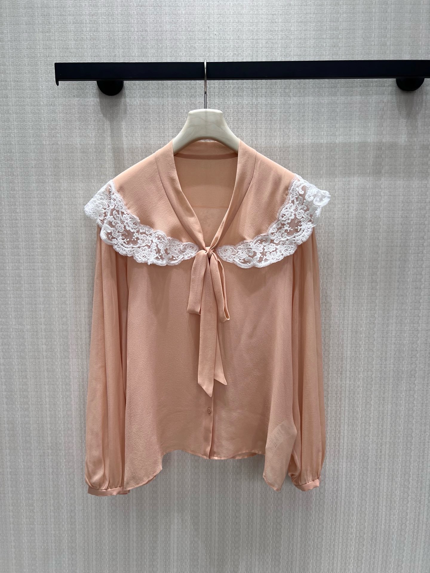 NO:955708,26th Early Autumn New Product Gentle nude pink silk shirt, the transparent and smooth mulberry silk has a soft light texture. The neckline is spliced with exquisite lace large lapels, the bow tie on the front is soft against the skin, and the lantern long sleeves weaken the arm lines. The single row of buttons on the front is simple and neat, and the loose and micro hem tailoring does not restrict the body shape. It is suitable for commuting with skirts and daily trousers. It combines French gentleness and light luxury texture, showing a soft and elegant temperament. Ready-made smL  Actual detailed pictures,,skirts,shirts,real silk,1986090926早秋新品 温柔裸粉真丝衬衫,通透垂顺的桑蚕丝自带柔光质感.领口拼接精致蕾丝大翻领,前襟系带蝴蝶结柔和衬肤,灯笼长袖弱化手臂线条.前襟单排纽扣简约利落,宽松微摆剪裁不束缚身形,通勤搭配半裙、日常配长裤皆适配,糅合法式温婉与轻奢质感,尽显柔和优雅气质.现货smL 实拍细节图,,skirts,shirts,real silk,,Women's clothing