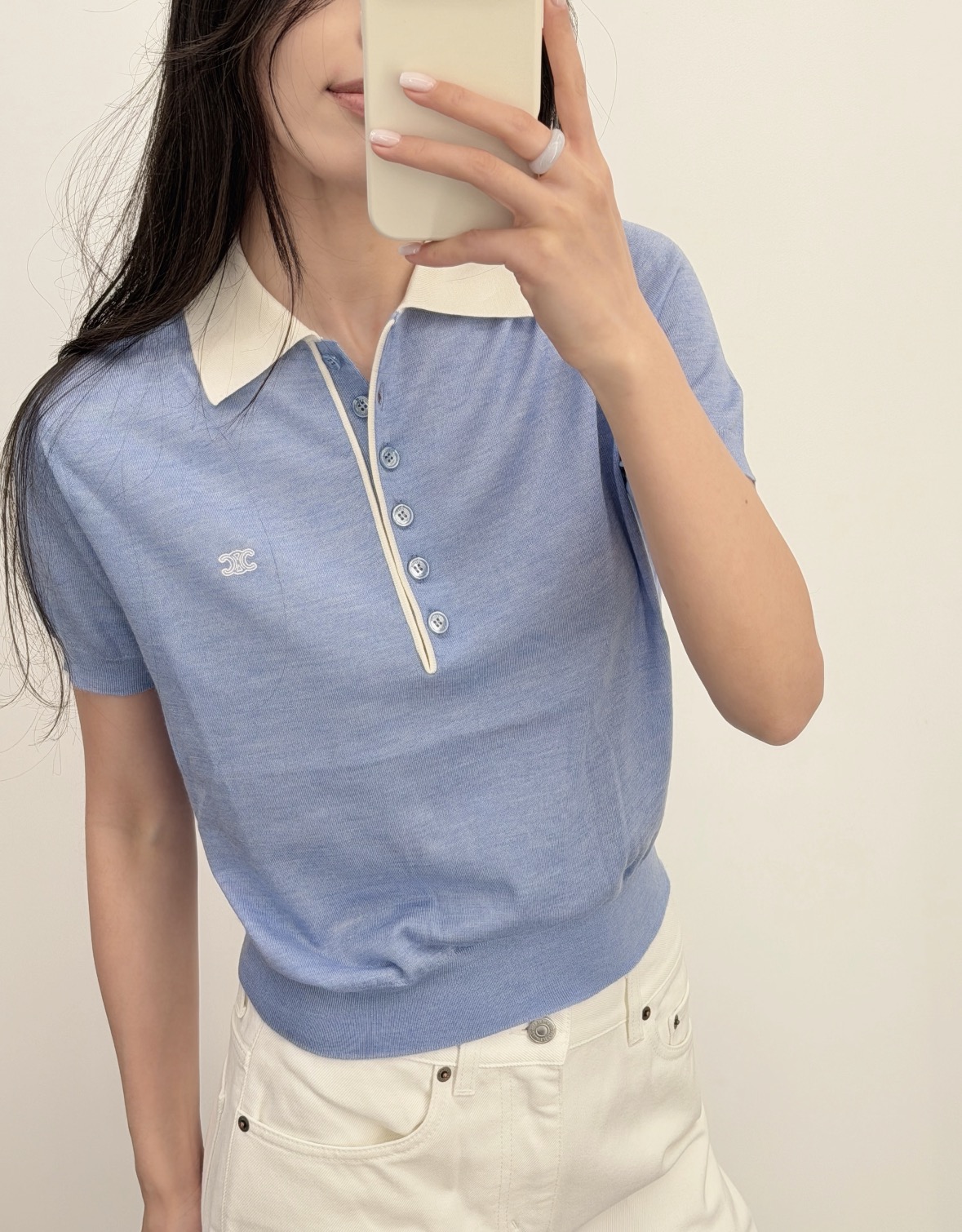NO:955826,26 spring and summer new style, refreshing blue and white contrasting knitted Polo short sleeves, with a gentle and relaxing atmosphere. The contrasting lapels are matched with white edges on the placket, which is just right for sophistication, and the classic embroidery on the chest is low-key embellishment. The delicate knitted fabric is soft and breathable, and the slightly gathered hem optimizes body proportions. The simple and neat version is versatile and not unsightly, with both intellectuality and youthfulness, making it easy to create French casual wear for daily commuting. Ready in stock smL, T-shirt,1986090926春夏新款 清爽蓝白撞色针织Polo短袖,自带温柔治愈的松弛氛围.撞色翻领搭配门襟白边线条,精致感恰到好处,胸口经典刺绣低调点缀.细腻针织面料柔软透气,微收下摆优化身形比例.简约利落的版型百搭不挑人,兼具知性与少年感,轻松打造日常通勤的法式休闲穿搭.现货smL,,T-shirt,,Women's clothing