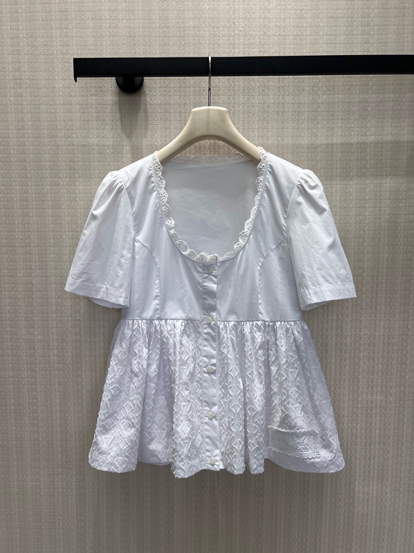 NO:956972,Top 26 new spring and summer suit. Heavy-duty all-over relief embroidery is low-key and noble. The lace square collar softly modifies the neck. The single-row buttons are simple and neat. The short umbrella hem optimizes the body proportions. The matching shorts are neatly cut and the lace trousers weaken the toughness. The fabric technology highlights the brand style and can be used for daily commuting and weekend leisure. The clean and pure white brings coolness and high-end. The complete upper body can easily create a gentle and noble temperament. In stock 36/38/40  Actual detailed pictures,,shorts,19860909上衣 26春夏新品套装 重工满幅浮雕刺绣低调显贵,花边方领柔和修饰脖颈,单排纽扣简约利落,短款伞摆优化身材比例.配套短裤剪裁利落,蕾丝裤脚弱化硬朗感.面料工艺凸显品牌格调,日常通勤、周末休闲都能驾驭,干净纯白自带清冷高级,成套上身轻松拿捏温柔显贵气质.现货36/38/40 实拍细节图,,shorts,,Women's clothing