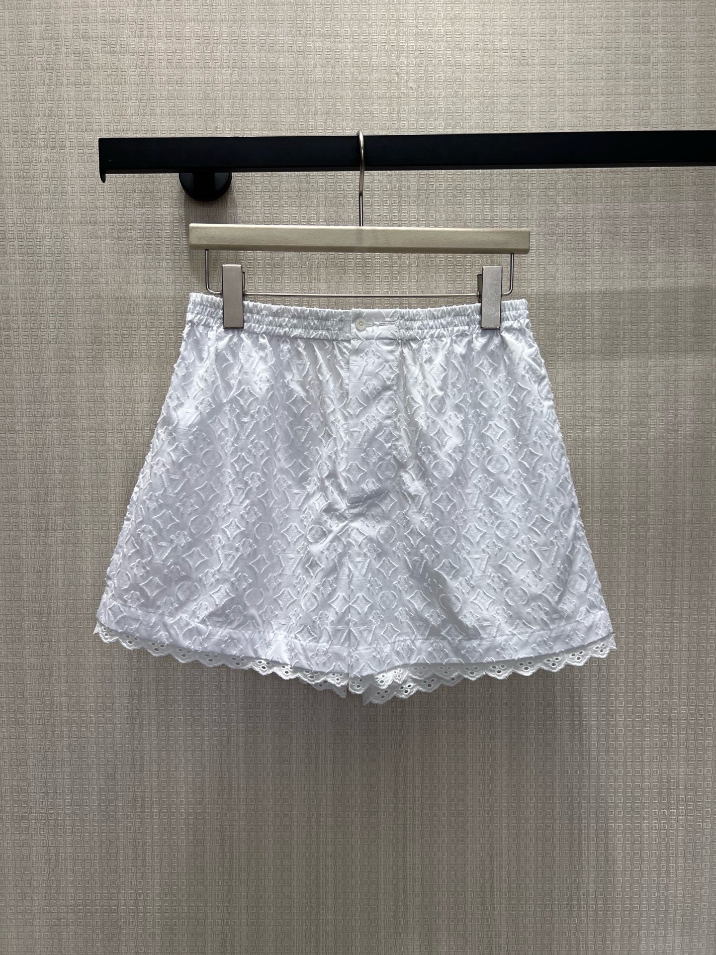 NO:956965,26 new spring and summer suit. The heavy-duty all-over relief embroidery is low-key and noble. The lace square collar softly modifies the neck. The single-row buttons are simple and neat. The short umbrella hem optimizes the proportion of the body. The matching shorts are neatly cut and the lace trousers weaken the toughness. The fabric technology highlights the brand style. It can be used for daily commuting and weekend leisure. The clean and pure white brings coolness and high-end. The upper body of the set is easy to hold with a gentle and noble temperament. In stock 36/38/40  Actual detailed pictures,,shorts,1986090926春夏新品套装 重工满幅浮雕刺绣低调显贵,花边方领柔和修饰脖颈,单排纽扣简约利落,短款伞摆优化身材比例.配套短裤剪裁利落,蕾丝裤脚弱化硬朗感.面料工艺凸显品牌格调,日常通勤、周末休闲都能驾驭,干净纯白自带清冷高级,成套上身轻松拿捏温柔显贵气质.现货36/38/40 实拍细节图,,shorts,,Women's clothing