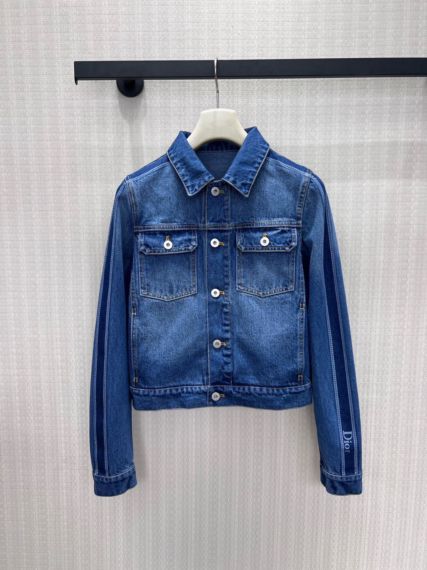 NO:956905,Jacket Dio** denim suit, with retro washed blue tones, interprets the brand's iconic French elegance. The short jacket has neat lapels with metal buckles, replicating the classic silhouette and modifying the shoulder line proportions; the trousers of the same color have a drapey feel and outline relaxed lines. The denim texture has a time-honored texture and can be worn alone or in a set, easily creating an effortless high-end tone, suitable for daily and light social scenes. Ready for sale sml real shot details, dior, jackets &  coats,jackets & coats,19860909外套 Dio**丹宁牛仔套装,以复古水洗蓝调,演绎品牌标志性的法式优雅.短款夹克利落翻领搭配金属扣饰,复刻经典廓形,修饰肩线比例；同色系长裤垂坠感十足,勾勒松弛线条.丹宁肌理沉淀时光质感,单穿或成套皆可,轻松营造毫不费力的高级腔调,适配日常与轻社交场景.现货出售smL 实拍细节图,,dior,jackets & coats,jackets & coats,,Women's clothing