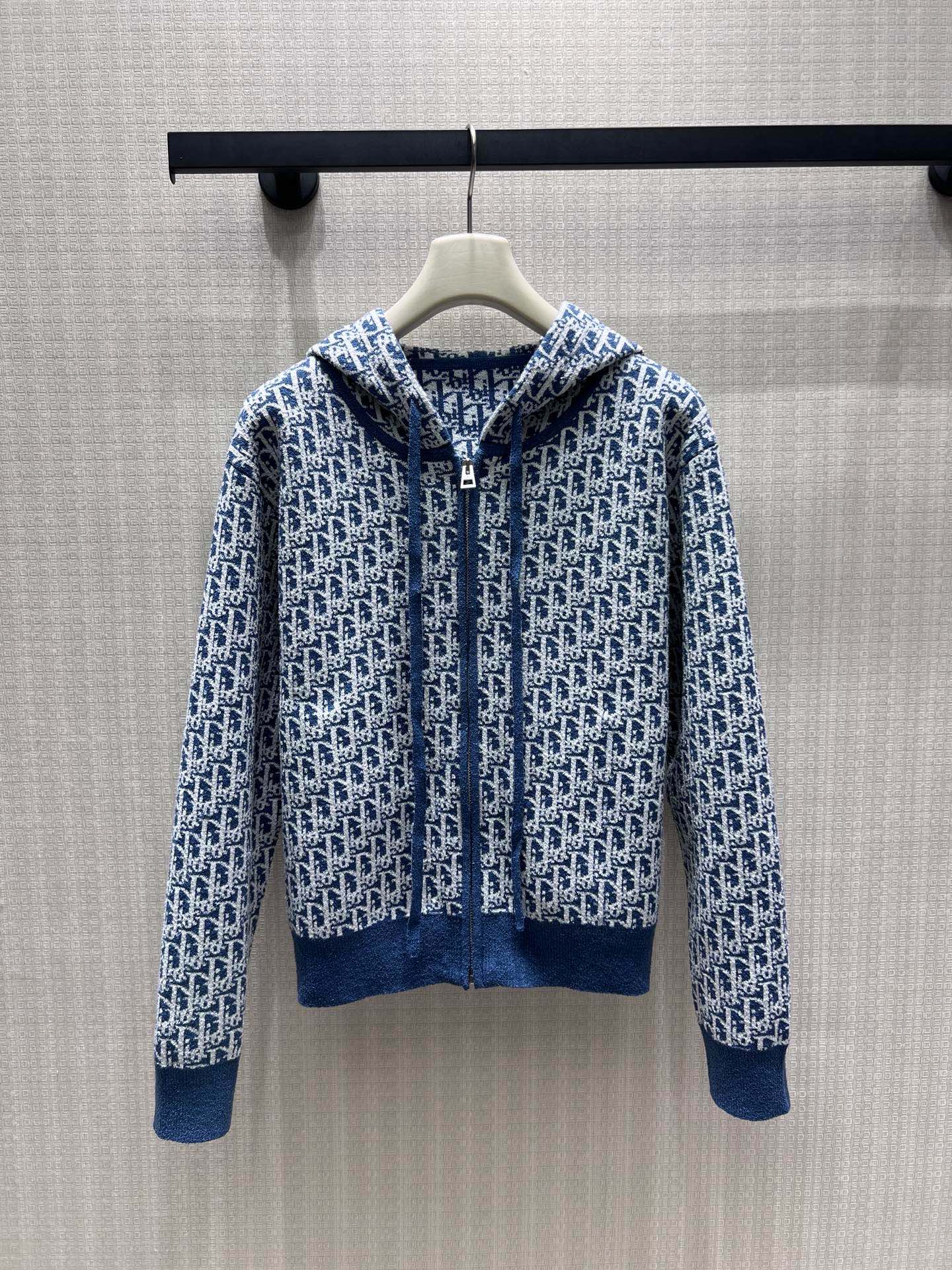 NO:956959,Outer Pants 26 spring and summer new suit Blue and white presbyopia all-over printed knitted suit, selected soft and waxy skin-friendly wool blended yarn, the texture is delicate and crisp and not easy to deform. The hooded zipper cardigan is short and neatly cut to show proportions, with contrasting ribbed cuffs to outline the outline; the same series of high-waist skirts tighten the waistline and optimize the proportion of long legs. In stock 36/38/40 Real shot details, skirts, hats,19860909外 裤子 26春夏新品套装 蓝白老花满印针织套装,甄选软糯亲肤羊毛混纺纱线,肌理细腻挺括不易变形.连帽拉链开衫短款剪裁利落显比例,撞色罗纹收口勾勒轮廓；同系列高腰短裙收紧腰线,优化长腿比例.现货36/38/40 实拍细节图,,skirts,hats,,Women's clothing