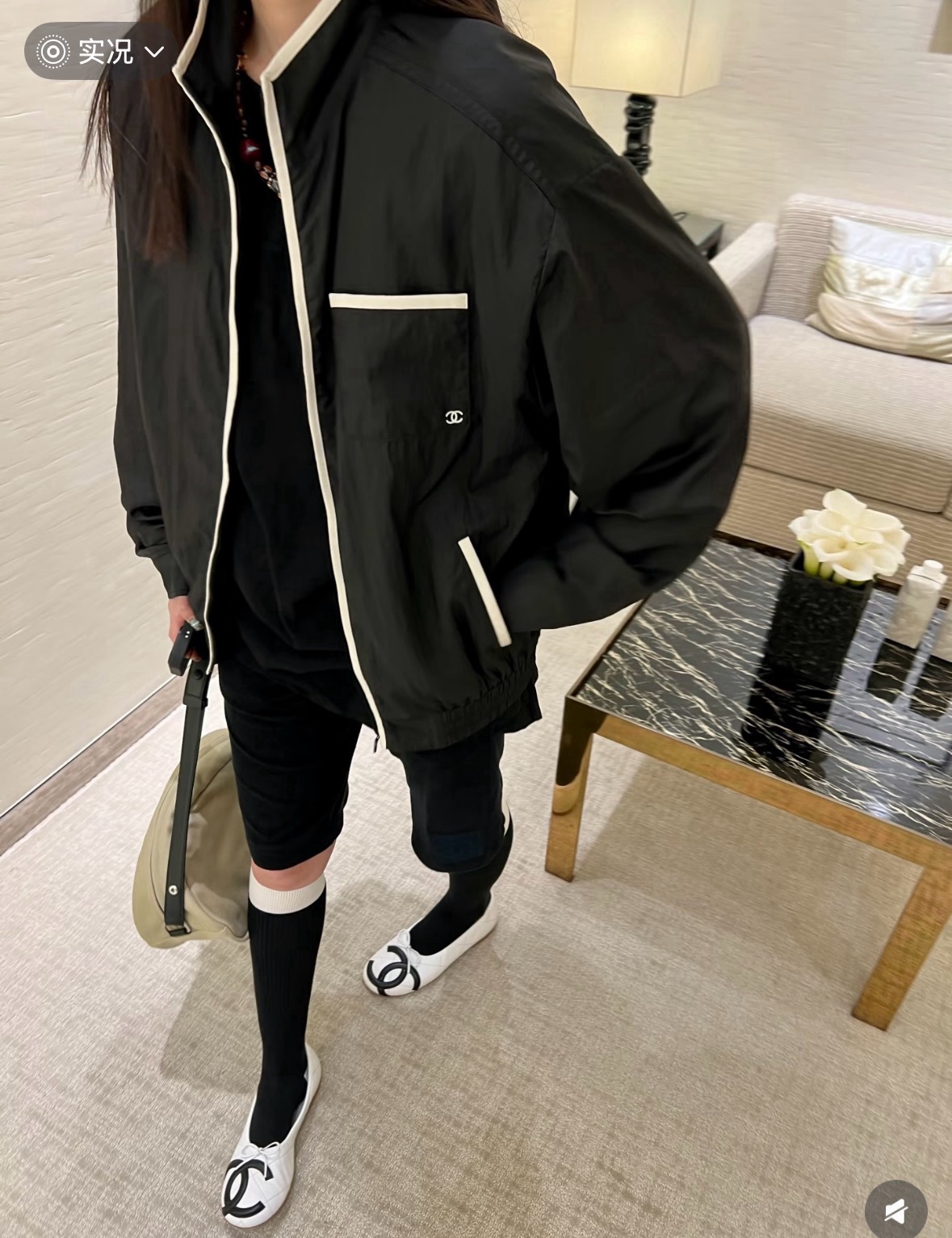 NO:956981,26 spring and summer new products Cha** style black and white color matching jacket and sun protection jacket. Textured wrinkled nylon fabric, lightweight and stylish. White edges outline the lines, and small fragrant metal labels hide exquisiteness. The dropped shoulder version is full of tolerance, relaxed and slimming. Casual for daily wear, smart for commuting, one piece to unlock multi-scenario wear. Ready for sale smL,, jackets & coats,1986090926春夏新品 Cha** 风黑白拼色夹克防晒衣 肌理感皱感尼龙面料,轻量又有型 白边撞色勾勒线条,小香风金属标暗藏精致 落肩版型包容度拉满,松弛显瘦 日常穿随性,通勤穿干练,一件解锁多场景穿搭现货出售smL,,jackets & coats,,Women's clothing