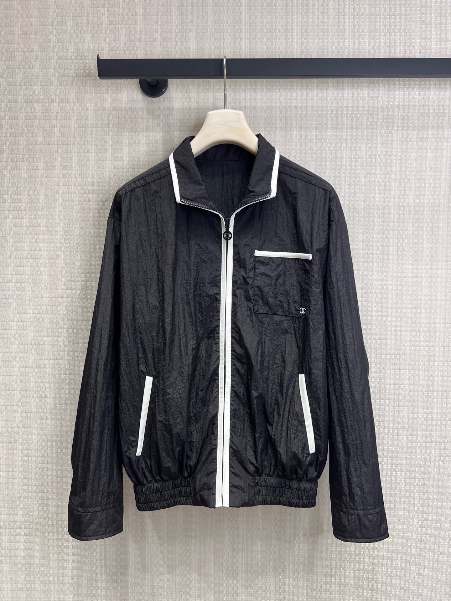 NO:956973,26 spring and summer new products Cha** style black and white color matching jacket sun protection. Textured wrinkled nylon fabric, lightweight and stylish. White edge contrasting colors outline the lines, small fragrant metal label hides exquisiteness. Drop shoulder version is full of tolerance, relaxed and slimming. Casual for daily wear, smart for commuting. One piece unlocks multi-scenario wear. Ready for sale sml real shot details, jackets & coats,1986090926春夏新品 Cha** 风黑白拼色夹克防晒衣 肌理感皱感尼龙面料,轻量又有型 白边撞色勾勒线条,小香风金属标暗藏精致 落肩版型包容度拉满,松弛显瘦 日常穿随性,通勤穿干练,一件解锁多场景穿搭现货出售smL 实拍细节图,,jackets & coats,,Women's clothing
