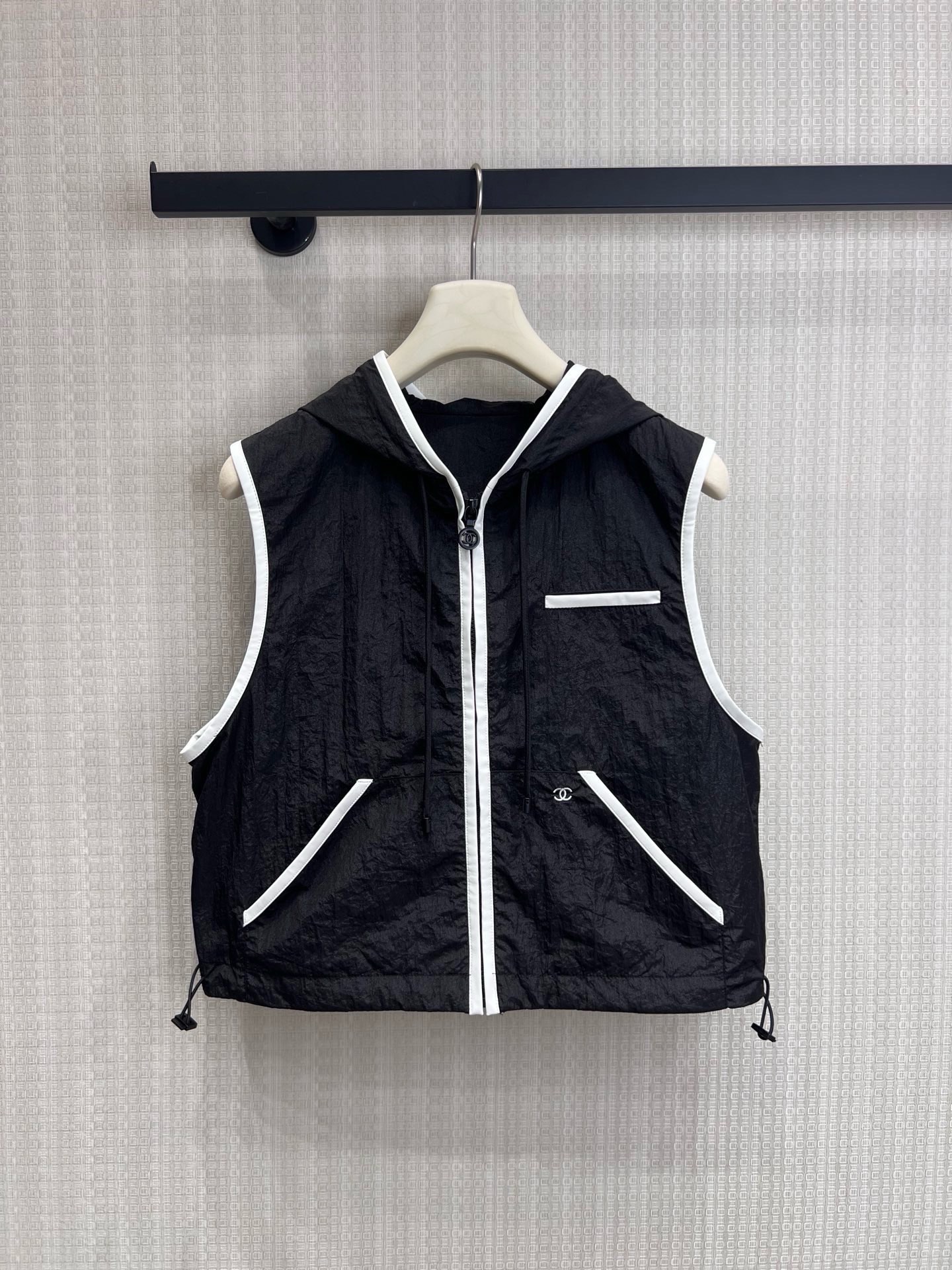 NO:956917,Vest Cha** 26 new spring and summer suit, black and white contrasting sports series, with iconic white edges to outline a neat silhouette, lightweight nylon with its own advanced texture, sleeveless vest with both styling and practicality, elastic waist shorts to accommodate the body shape, tops and bottoms can be purchased independently, suitable for different dressing scenes, can be worn alone or mixed and matched, giving more possibilities for daily wear. Ready for sale sml real shot details,, shorts,19860909马甲 Cha** 26春夏新品 套装 黑白撞色运动系列 以标志性白边勾勒利落廓形,轻量尼龙自带高级肌理 无袖马甲兼具造型感与实用性,松紧腰短裤包容身形 上下装可独立入手,适配不同穿搭场景 单穿、混搭皆可,赋予日常穿搭更多可能性 现货出售smL 实拍细节图,,shorts,,Women's clothing