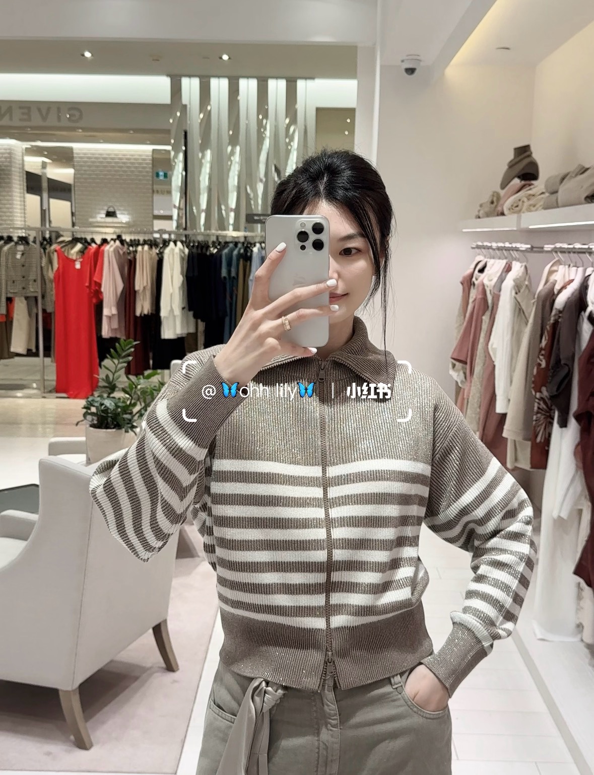 NO:956943,26 new spring and summer BC French retro turtleneck striped zipper sweater  Dark and light brown and white contrasting stripes replicate the classic minimalist aesthetics. The fine shimmering fabric hides exquisite details. The vertical grooved stripe texture slims and modifies the body shape. The upper and lower two-way zippers unlock multiple ways to wear it. The high collar resists the slight cold. The short length of the garment raises the waist.  Line. Loose dropped shoulders to weaken shoulder width, soft and waxy knitted fabric that is light and not bulky, both practical and high-end texture, versatile for commuting and leisure, a niche and non-contrasting piece with a light luxury atmosphere. In stock smL,,sweaters,1986090926春夏新品 BC法式复古高领条纹拉链毛衣 深浅棕白撞色条纹复刻经典极简美学,细闪织料暗藏精致细节,竖坑条肌理显瘦修饰身形.上下双向拉链解锁多种穿法,高领抵御微凉,短款衣长拉高腰线.宽松落肩弱化肩宽,软糯针织轻盈不臃肿,兼具实穿与高级质感,通勤休闲百搭,小众不撞款的轻奢氛围感单品.现货smL,,sweaters,,Women's clothing