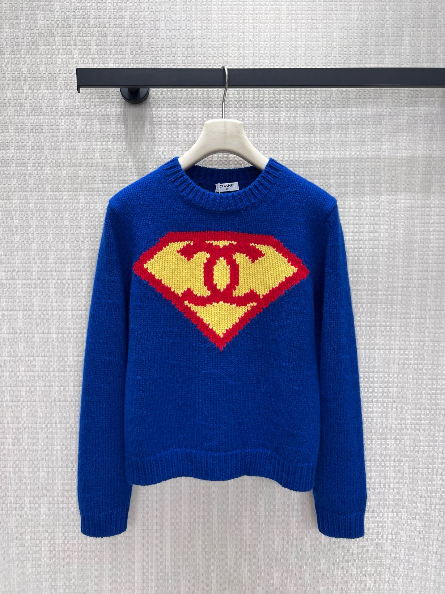 NO:957086,26 early spring new product Cha** breaks the inherent boundaries of elegance and exclusively customizes high version sweaters  Reshape the retro sweet and cool style. The rich sapphire blue wool is soft and skin-friendly, the classic double C is integrated into the Superman shield-shaped print, the contrasting red and yellow colors are eye-catching, and the round-neck short version has neat proportions. The light luxury socialite feeling is mixed with the street rebellious temperament, and the yacht vacation atmosphere is full. Paired with satin white shorts,  Leopard print flat shoes, retro headband and box-shaped handbags of the same series echo the whole look. It is relaxed and elegant with personality. It is easy to choose and wear with high recognition without clashing. Detailed pictures of real shots of 36/38/40 in stock, flats, shorts, sweaters,1986090926早春新品 Cha**打破优雅固有边界,独家定制高版毛衣 重塑复古甜酷格调.浓郁宝蓝羊毛软糯亲肤,经典双C融入超人盾形印花,撞色红黄热烈吸睛,圆领短款版型利落衬比例.轻奢名媛感混搭街头反叛气质,游艇度假氛围感拉满.搭配缎面白短裤、豹纹平底鞋,复古发带与同系箱型手袋呼应整套造型,松弛贵气兼具个性,轻松拿捏不撞款的高辨识度穿搭.现货36/38/40实拍细节图,,flats,shorts,sweaters,,Women's clothing