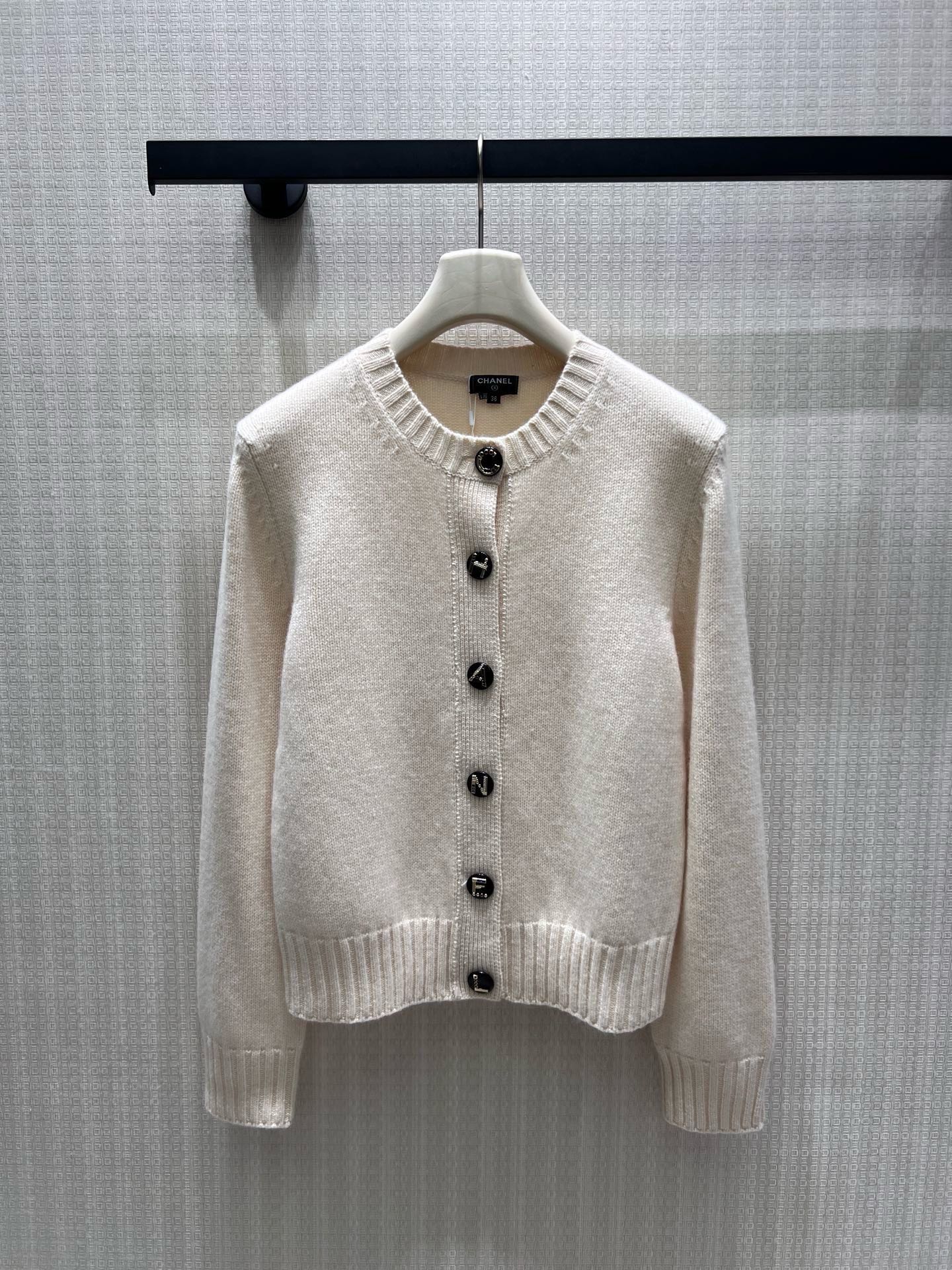 NO:957038,26 spring and summer new product Chan** round neck cashmere cardigan, exclusive customized high version  The soft, waxy and delicate wool texture has a soft light texture, and the neat short version optimizes body proportions and modifies the waistline to make you taller. Customized black buttons with embossed letters and hidden branding are ingenious, and the black and white colors are suitable for all scenarios. The threaded closure is warm and stylish, and it looks noble when worn with skirts for commuting or casual jeans. It has a gentle and relaxed French rich atmosphere, and is a versatile collection that can't go wrong in daily wear. In stock 36/38/40  Actual detailed pictures,,chanel,skirts,jeans,1986090926春夏新品 Chan**圆领羊绒开衫,独家定制高版 软糯细腻羊毛肌理自带柔光质感,利落短款版型优化身材比例,修饰腰线显高挑.定制字母浮雕黑纽扣,暗嵌品牌巧思,黑白双色适配全场景穿搭.螺纹收口锁温有型,通勤搭半裙、休闲配牛仔裤皆显贵气,温柔松弛的法式千金氛围感,日常穿搭不出错的百搭典藏款.现货36/38/40 实拍细节图,,chanel,skirts,jeans,,Women's clothing