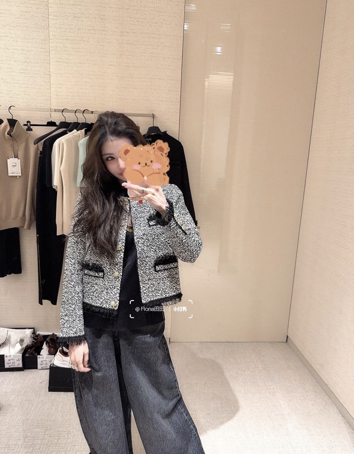 NO:957030,26 autumn new products  Chan** black and white variegated tweed jacket, with a retro and elegant style. The body is surrounded by exquisite black hair tassels, gilt carved buttons enhance sophistication, and symmetrical pockets are both decorative and practical. The neat short version cleverly raises the waistline, and is well-tailored and does not flatter the body shape. It combines elegance and sassy temperament, suitable for commuting and dating, and easily creates a timeless French celebrity look. In stock 36/38/40,, chanel, jackets &  coats,1986090926秋新新品 Chan**黑白杂色粗花呢小香外套,自带复古贵气格调.衣身环绕精致黑色毛须流苏,鎏金雕花纽扣提升精致度,对称口袋兼顾装饰与实用.利落短款版型巧妙拉高腰线,剪裁得体不挑身形.融合优雅与飒爽气质,通勤、约会皆适配,轻松打造永不过时的法式名媛造型.现货36/38/40,,chanel,jackets & coats,,Women's clothing
