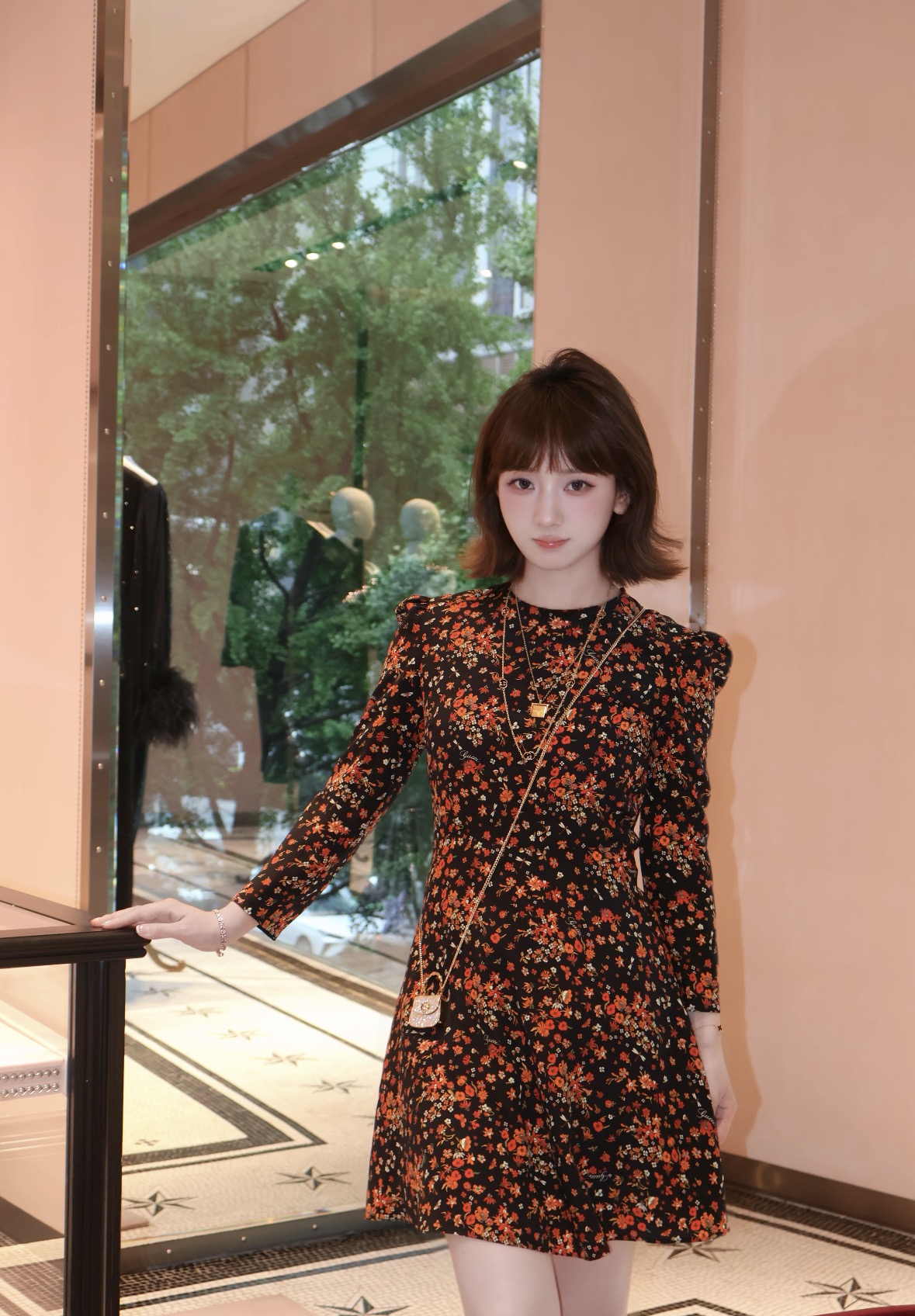 NO:957017,New product for early autumn 26. Black-bottom floral silk long-sleeved dress, full of atmosphere. Elegant round neckline modifies the neck line, delicate printing is romantic and subtle, waisted umbrella skirt version outlines graceful figure, with elegant curves. Paired with same-color belt to enhance proportion, neat short skirt length highlights long legs. Fabric is draped and comfortable, blending French retro charm, perfect for daily travel and dating. In stock smL, skirts, real silk,1986090926早秋新品 黑底碎花真丝长袖连衣裙,氛围感拉满.雅致圆领修饰脖颈线条,细腻印花浪漫含蓄,收腰伞裙版型勾勒曼妙身姿,自带优雅曲线.搭配同色系腰带强化比例,利落短款裙长凸显长腿.面料垂顺舒适,融合法式复古韵味,日常出行、约会穿搭都十分出彩.现货smL,,skirts,real silk,,Women's clothing
