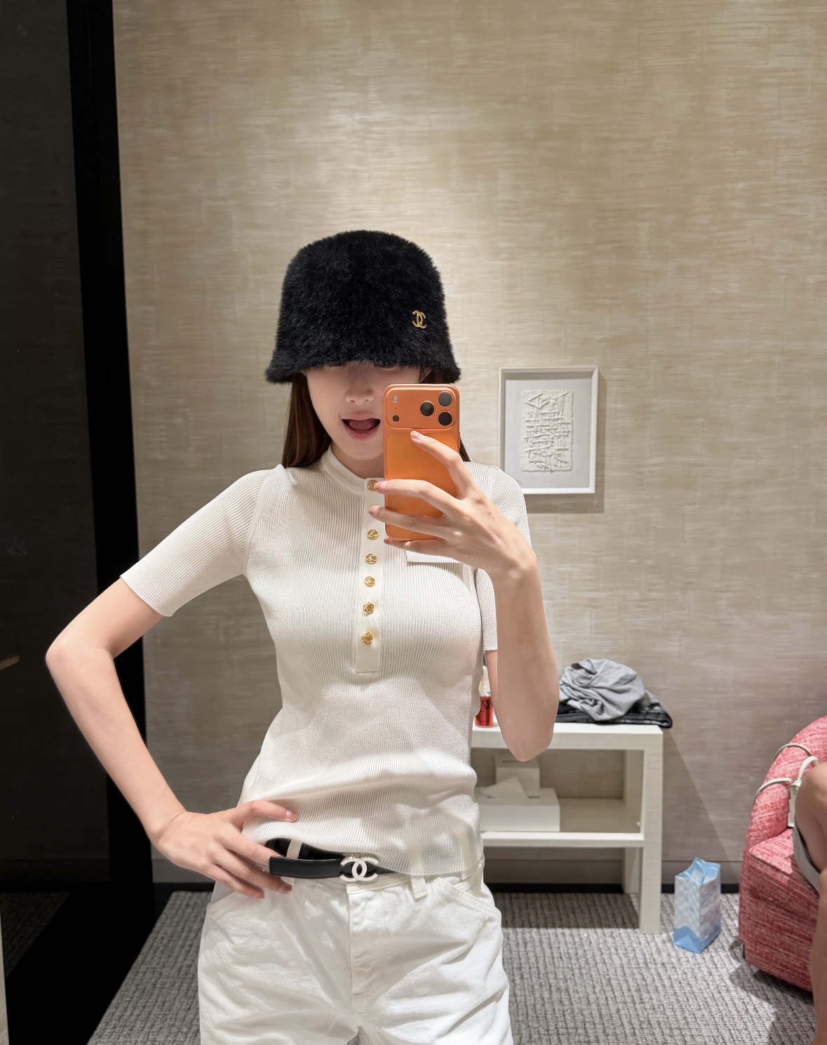 NO:958029,26 early autumn new product Chan** black and white vertical pit strip knitted mid-sleeve wool short sleeves  The simple round neck is matched with a row of exquisite retro gold buttons to enhance the overall sophistication. The delicate vertical grain texture modifies the body shape, and the slim fit softly fits the curve without being tight and restrictive. The moderate three-quarter sleeves are elegant and decent, and the light fabric is breathable and skin-friendly. It is simple and elegant when worn alone, or layered with a jacket. It is also a great inner wear, and it is easy to create a light and luxurious outfit for intellectual commuting. In stock 36/38/40, chanel, jackets & coats, T-shirt,1986090926早秋新品Chan**黑白两色竖坑条针织中袖羊毛短袖 简约圆领搭配一排精致复古金扣,提升整体精致度.细腻竖纹肌理修饰身形,修身剪裁柔和贴合曲线,不会紧绷拘束.适中五分袖优雅得体,轻薄面料透气亲肤.单穿简约大气,叠搭外套亦是绝佳内搭,轻松打造知性通勤轻奢穿搭.现货36/38/40,,chanel,jackets & coats,T-shirt,,Women's clothing