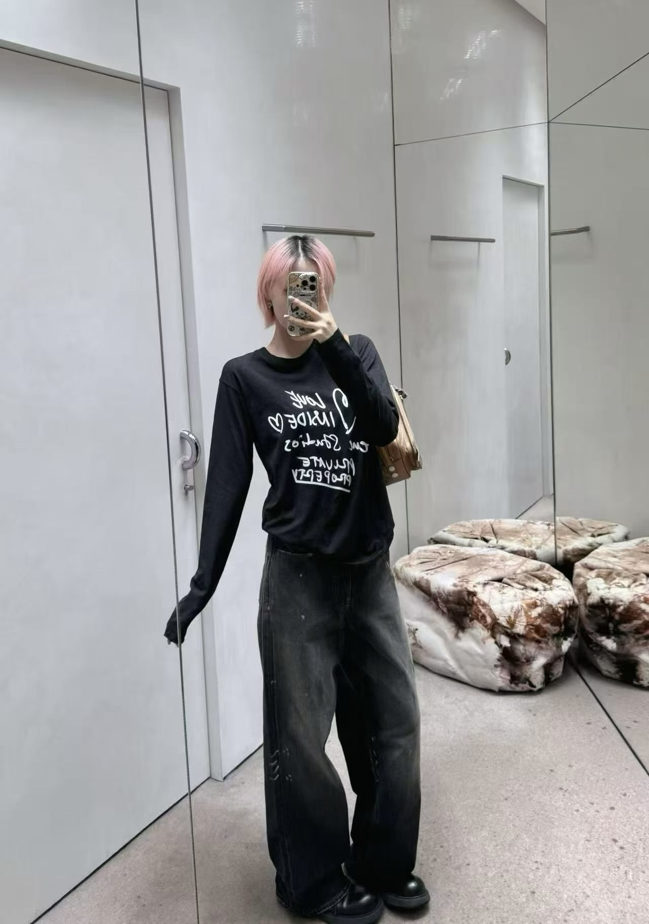 NO:958003,26 early autumn new Ac** graffiti Chinese Valentine's Day love long-sleeved T-shirt, available in black and white. The casual hand-painted letters and love prints are full of relaxed artistic feeling, the simple round neck is matched with a loose shoulder design, and the lazy atmosphere is just right. The upper body of light and soft fabric is comfortable and breathable, and the short hem optimizes the proportion. It is refreshing and casual to wear alone, and the layered jacket is full of layering, easily interpreting the Nordic minimalist street style. Ready in stock smL,, jackets & coats, tees, t-shirt,1986090926早秋新款 Ac**涂鸦七夕爱心长袖T恤,黑白双色可选.随性手绘字母与爱心印花充满松弛艺术感,简约圆领搭配宽松落肩版型,慵懒氛围恰到好处.轻薄柔和面料上身舒适透气,短款下摆优化比例.单穿清爽随性,叠搭外套层次感十足,轻松诠释北欧极简街头格调.现货smL,,jackets & coats,tees，t-shirt,,Women's clothing