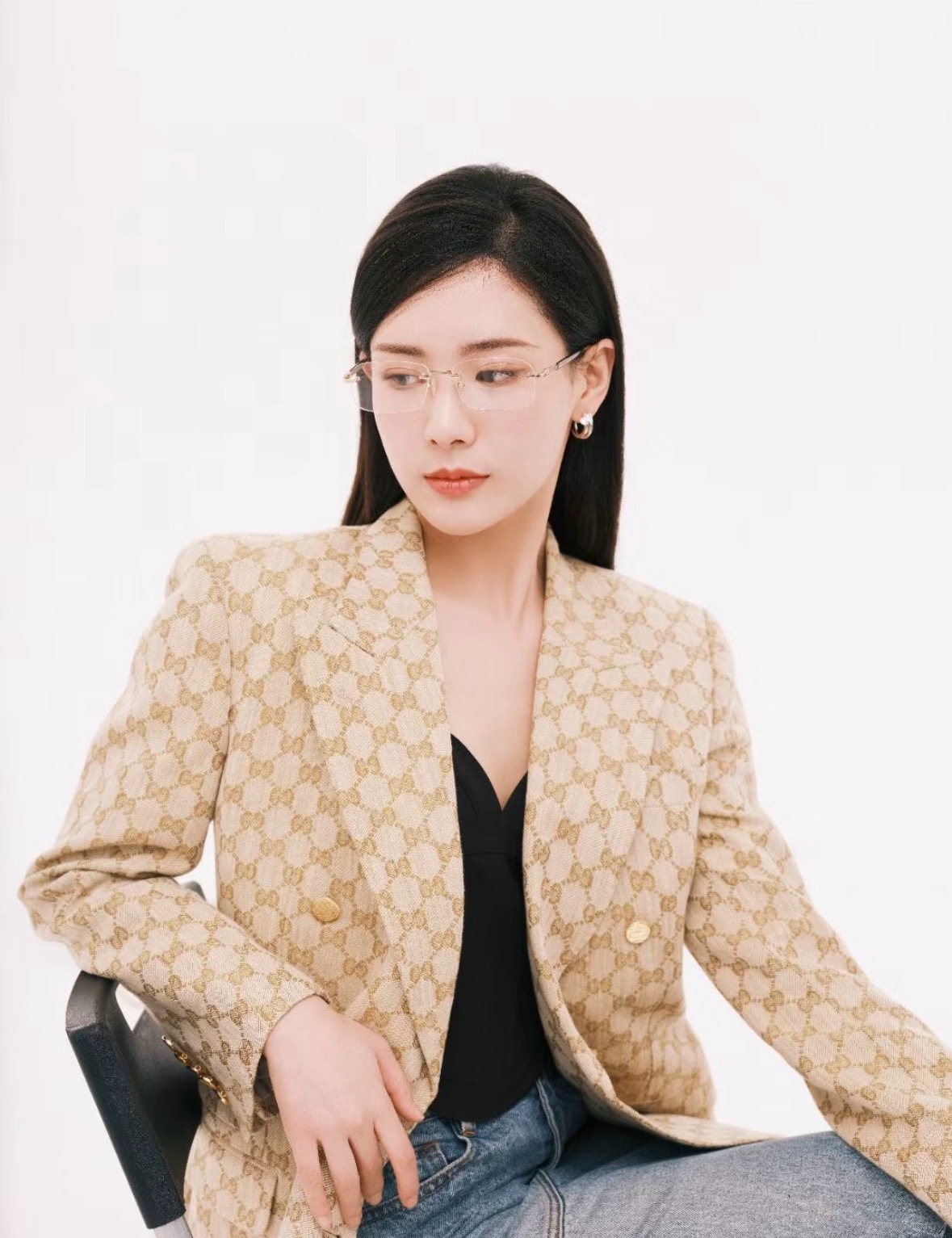 NO:957954,26 early autumn new products  Classic presbyopic short blazer, with a mid-soled vintage presbyopic texture, soft and retro texture, and all-over logo printing that is low-key and recognizable. The standard notch lapels neatly modify the shoulder line, the three wooden buttons are warm and textured, and the patch pockets on both sides are both beautiful and practical. The short cut optimizes body proportions, and the fabric is stiff and not easy to wrinkle. It can be worn with trousers and skirts of the same series. It also looks noble when worn alone, and is suitable for retro commuting. In stock smL, skirts, jackets &  coats, business suits,1986090926早秋新品 经典老花短款西装外套,米底复古老花肌理柔和复古,满印标识低调兼具辨识度.标准平驳领利落修饰肩线,三粒木扣温润有质感,两侧贴袋兼顾美观与实用性.短款剪裁优化身材比例,面料挺括不易褶皱,可搭配同系列长裤、半裙成套穿搭,单搭基础内搭亦显贵气,复古通勤两相宜.现货smL,,skirts,jackets & coats,business suit,,Women's clothing