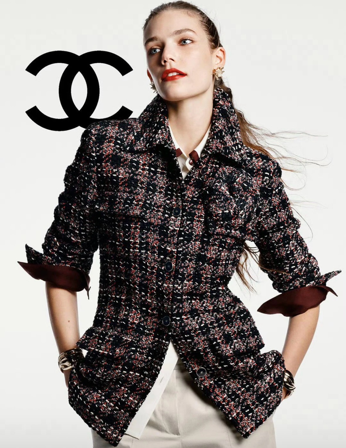 NO:957989,26th early autumn new product Cha** lapel tweed jacket, exclusive high-definition fabric  The black background is interwoven with pink and white yarn, and the plaid texture is rich in layers, bringing with it a hazy atmosphere. The neat shirt collar weakens the sweetness, the metal round buckle is simple and elegant, and the multi-pocket workwear design combines texture and practicality. The moderate length accommodates the body shape, and the woolen fabric is stiff and not easy to collapse. It is suitable for both knitted and dresses. It balances French sophistication and casual temperament, and is high-end and durable for daily commuting. In stock 36/38/40, skirts, jackets &  coats, shirts,1986090926早秋新品 Cha**翻领粗花呢小香外套,高定独家面料 黑底交织粉白彩纱,格纹肌理层次丰富,自带朦胧氛围感.利落衬衫领弱化甜腻,金属圆扣简约大气,多口袋工装设计兼具质感与实用性.适中衣长包容身形,粗纺面料挺括不易软塌,内搭针织、连衣裙皆适配,平衡法式精致与随性气质,日常通勤高级耐看.现货36/38/40,,skirts,jackets & coats,shirts,,Women's clothing