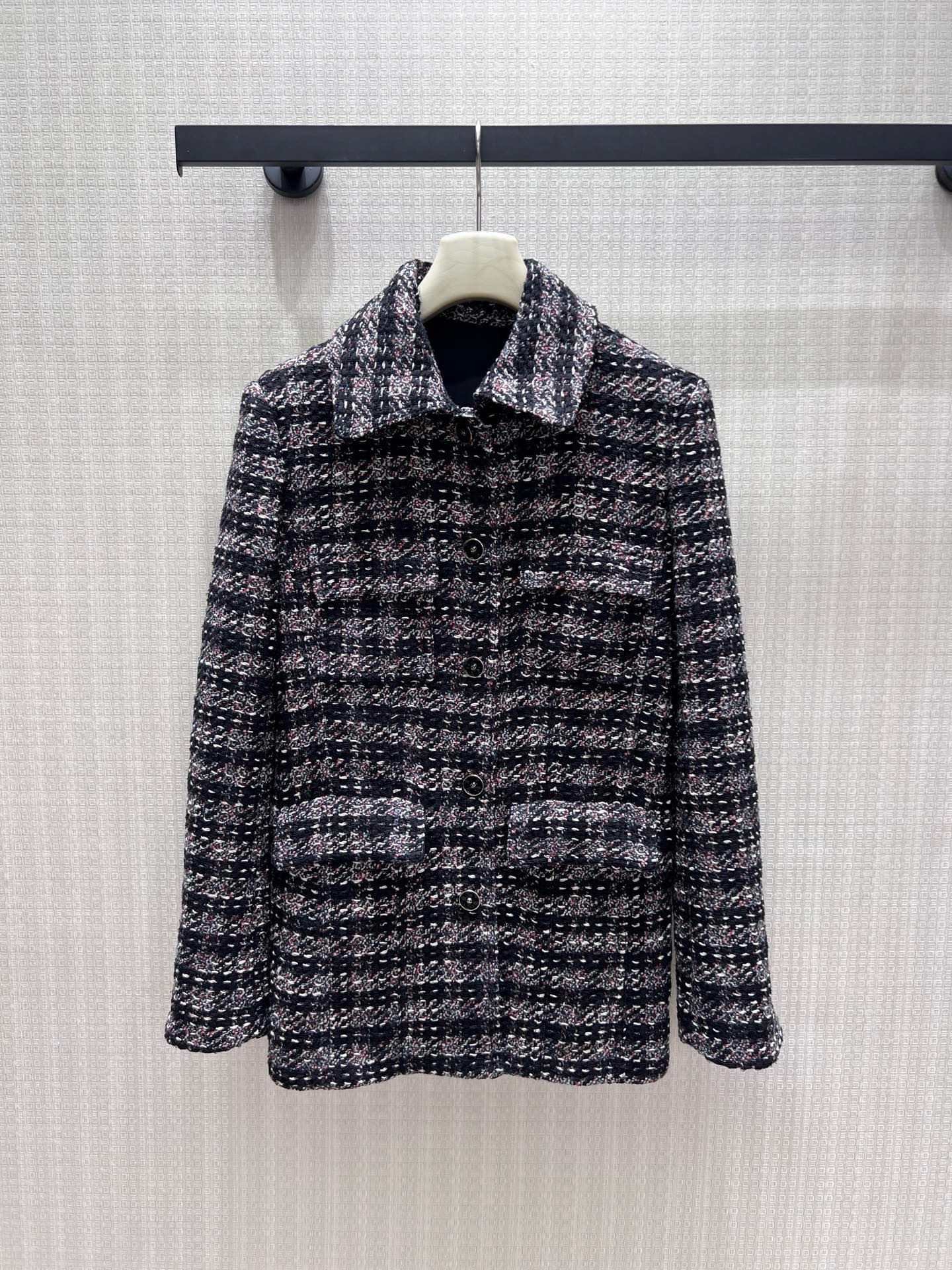 NO:957982,26th early autumn new product Cha** lapel tweed jacket, exclusive high-definition fabric  The black background is intertwined with pink and white yarn, and the plaid texture is rich in layers, giving it a hazy atmosphere. The neat shirt collar weakens the sweetness, the metal round buckle is simple and elegant, and the multi-pocket workwear design combines texture and practicality. The moderate length accommodates the body shape, and the woolen fabric is stiff and not easy to collapse. It is suitable for both knitted and dresses. It balances French sophistication and casual temperament, and is high-end and durable for daily commuting. In stock 36/38/40 Real shot details, skirts, jackets &  coats, shirts,1986090926早秋新品 Cha**翻领粗花呢小香外套,高定独家面料 黑底交织粉白彩纱,格纹肌理层次丰富,自带朦胧氛围感.利落衬衫领弱化甜腻,金属圆扣简约大气,多口袋工装设计兼具质感与实用性.适中衣长包容身形,粗纺面料挺括不易软塌,内搭针织、连衣裙皆适配,平衡法式精致与随性气质,日常通勤高级耐看.现货36/38/40 实拍细节图,,skirts,jackets & coats,shirts,,Women's clothing