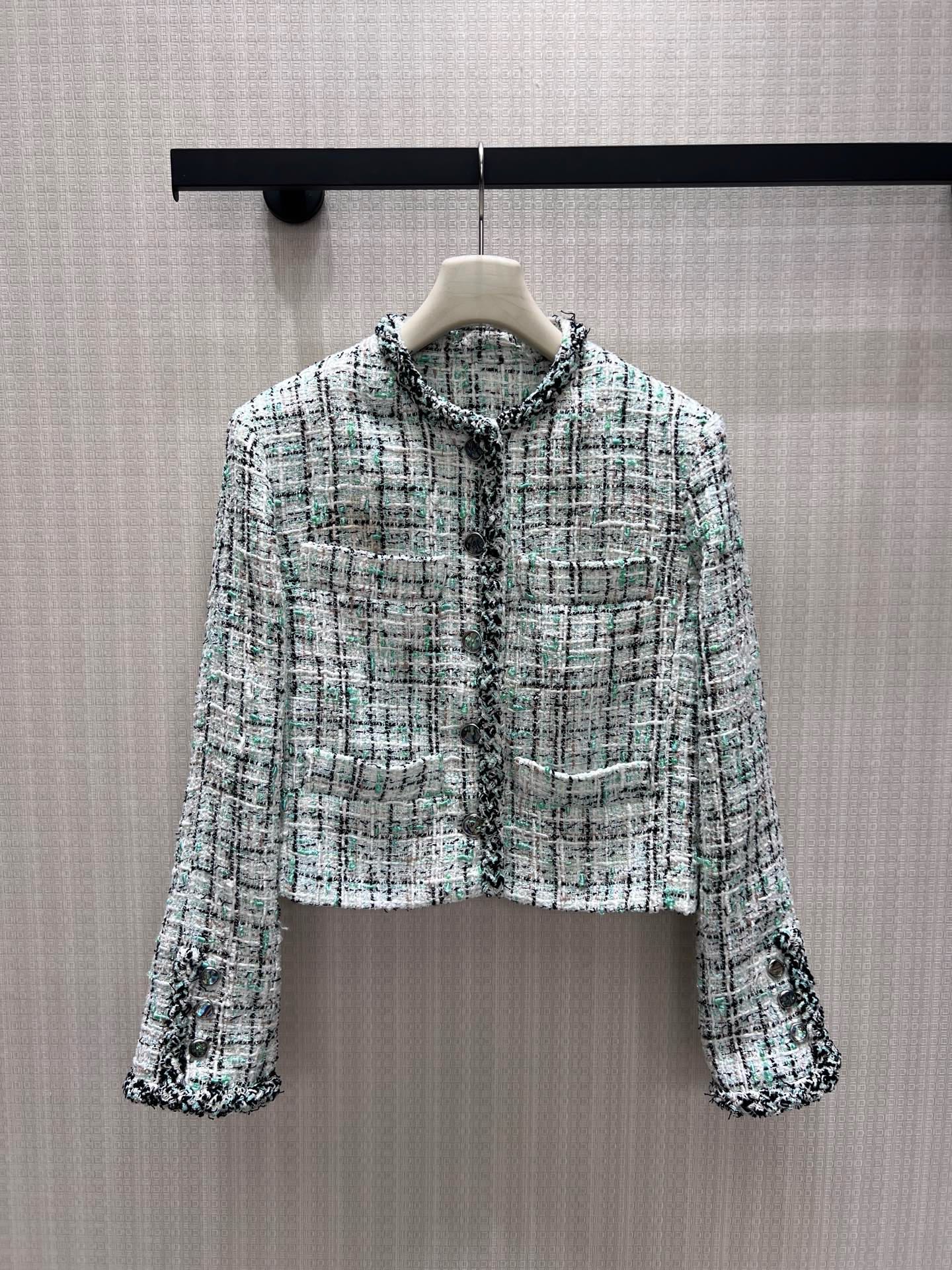 NO:958009,Silk 26 early autumn new products  Cha** fresh mint color thread small fragrant short jacket, tweed fabric with rich texture, white and black background interspersed with light green yarn, soft and refreshing. The round neck is matched with raw edge webbing, the metal buttons are exquisite and textured, and the multi-pocket design restores the classic fragrance tailoring. The short version elongates the lower body proportions, is crisp and stylish without being bloated, suitable for both dresses and sweaters, gentle and noble, and can be worn for daily commuting and appointments. In stock 36/38/40  Actual detailed pictures,,skirts,jackets & coats,real silk,19860909真丝 26早秋新品 Cha**清新薄荷彩线小香短外套,粗花呢面料肌理丰富,白黑底色穿插浅绿纱线,柔和清爽.圆领搭配毛边织带包边,金属纽扣精致有质感,多口袋设计还原经典香风剪裁.短款版型拉长下半身比例,挺括有型不臃肿,内搭连衣裙、针织衫皆适配,温柔显贵,日常通勤约会都能穿出优雅精致感.现货36/38/40 实拍细节图,,skirts,jackets & coats,real silk,,Women's clothing
