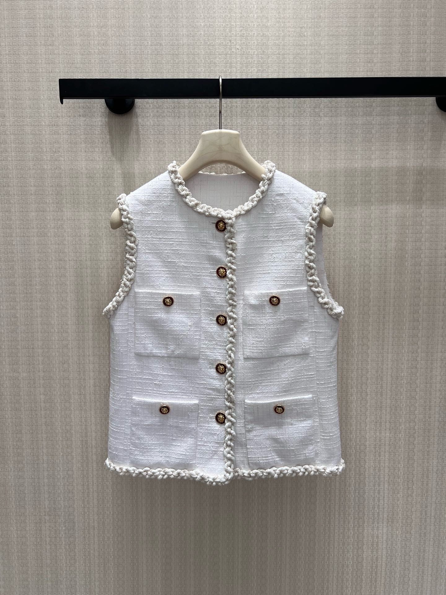 NO:957987,26th autumn and winter new product Silk Chan** coarse floral vest, a refreshing and smart spring item. Hand-woven webbing along the collar, exquisite seaming at the armholes, and retro embossed gold buckles are full of style. The four-pocket classic design restores the essence of the French, and the textured fabric is crisp and stylish. The simple round neck does not have to be worn inside, and can be layered with shirts and sweaters. The layers can be switched at will. It is gentle and noble, and can easily create an atmosphere and exquisite outfit. In stock 36/38/40  Actual detailed pictures, chanel, shirts, real silk,1986090926秋冬新品 真丝 Chan** 粗花马甲,清爽灵动的春日单品.手工编织织带沿领边、袖窿精致锁边,复古浮雕金扣格调十足.四口袋经典设计还原法式精髓,肌理面料挺括有型.简约圆领不挑内搭,可叠搭衬衫、针织衫,层次随心切换,温柔显贵,轻松打造氛围感精致穿搭.现货36/38/40 实拍细节图,,chanel,shirts,real silk,,Women's clothing
