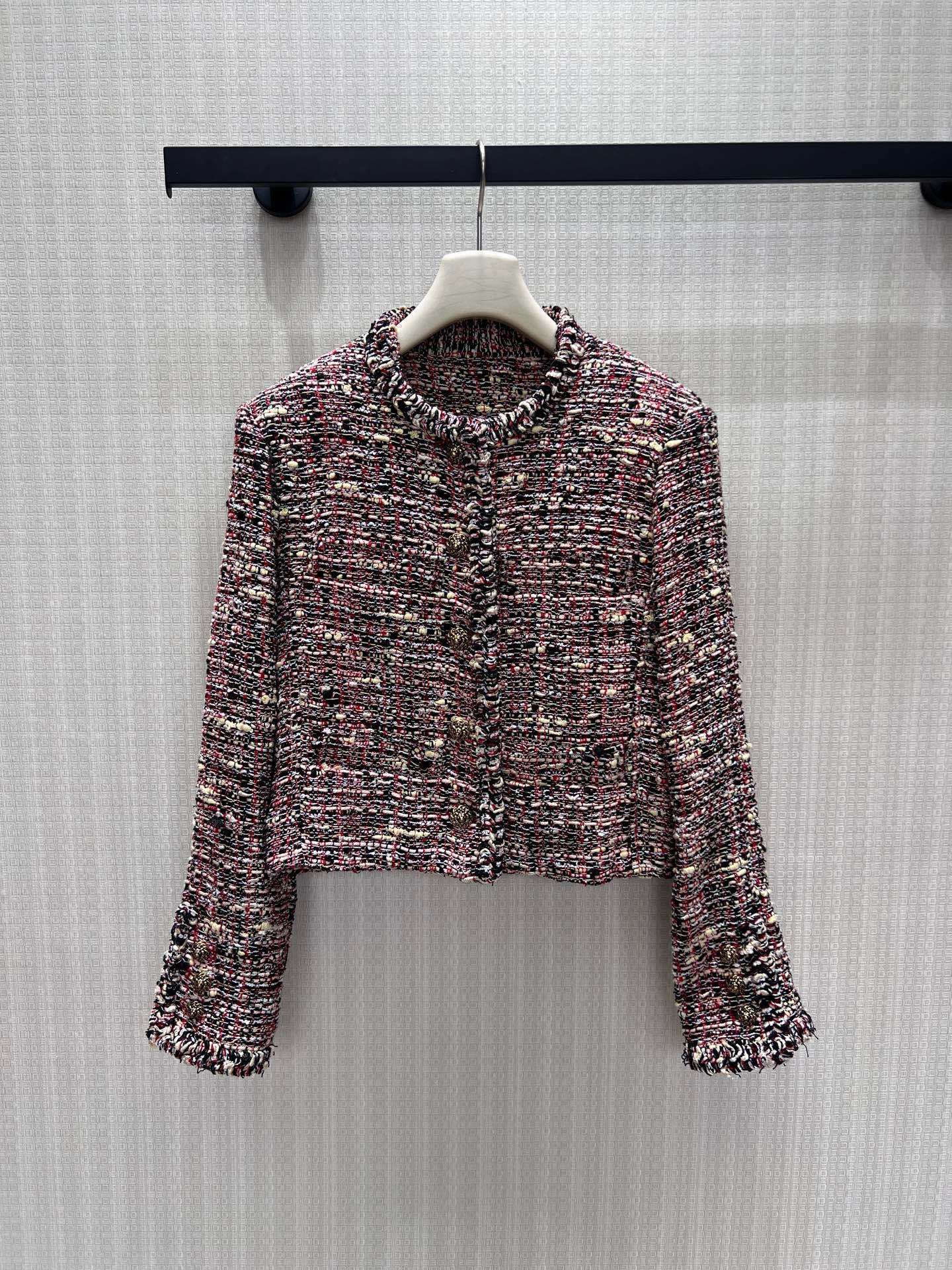 NO:958001,26 new autumn and winter styles Chan**  Retro variegated tweed jacket, with rich interwoven textures and multiple tones, giving it a retro atmosphere. Braided piping outlines the outline of the body, and the embossed gold buckles are exquisite and eye-catching. The short cut optimizes the proportions, and the neat silhouette has a soft and soft aura. Woolen surface  The material is thick and high-end, and paired with a skirt that is elegant and timeless, it embodies the French retro nobility and creates a sophisticated look with outstanding temperament. Detailed pictures of real stock 36/38/40, chanel, skirts, jackets  & coats,1986090926秋冬新款 Chan** 复古杂色粗花呢小香外套,交织肌理层次丰富,糅合多元色调自带复古氛围感.编织滚边勾勒衣身轮廓,浮雕金扣精致亮眼.短款剪裁优化比例,利落版型气场柔和兼备.粗纺面料质感厚重高级,搭配半裙优雅隽永,将法式复古贵气娓娓呈现,塑造气质出众的精致造型.现货36/38/40实拍细节图,,chanel,skirts,jackets & coats,,Women's clothing