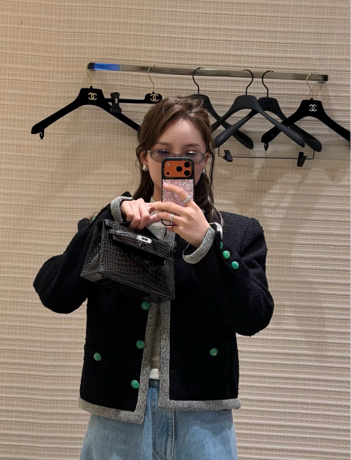 NO:958022,26 new autumn and winter Chan** black tweed jacket, classic version collides with chic aesthetics. The silver and white webbing wraps around the body to outline the silhouette, and the transparent emerald green bead buttons add a retro charm. The textured fabric is solid and crisp, the four-pocket design restores classic elements, and the short cut optimizes body proportions. It can be salty or elegant, suitable for skirts and trousers, and can easily capture the new Chinese light luxury atmosphere. Ready in stock  36/38/40,,chanel,skirts,jackets & coats,1986090926秋冬新款 Chan** 黑色粗花呢小香外套,经典版型碰撞别致美学.银白织带环绕衣身勾勒轮廓,通透翡翠绿圆珠纽扣点睛,复古韵味扑面而来.肌理感面料扎实挺括,四袋设计还原经典元素,短款剪裁优化身材比例.可盐可雅,适配裙装与长裤,轻松拿捏新中式轻奢氛围感.现货 36/38/40,,chanel,skirts,jackets & coats,,Women's clothing