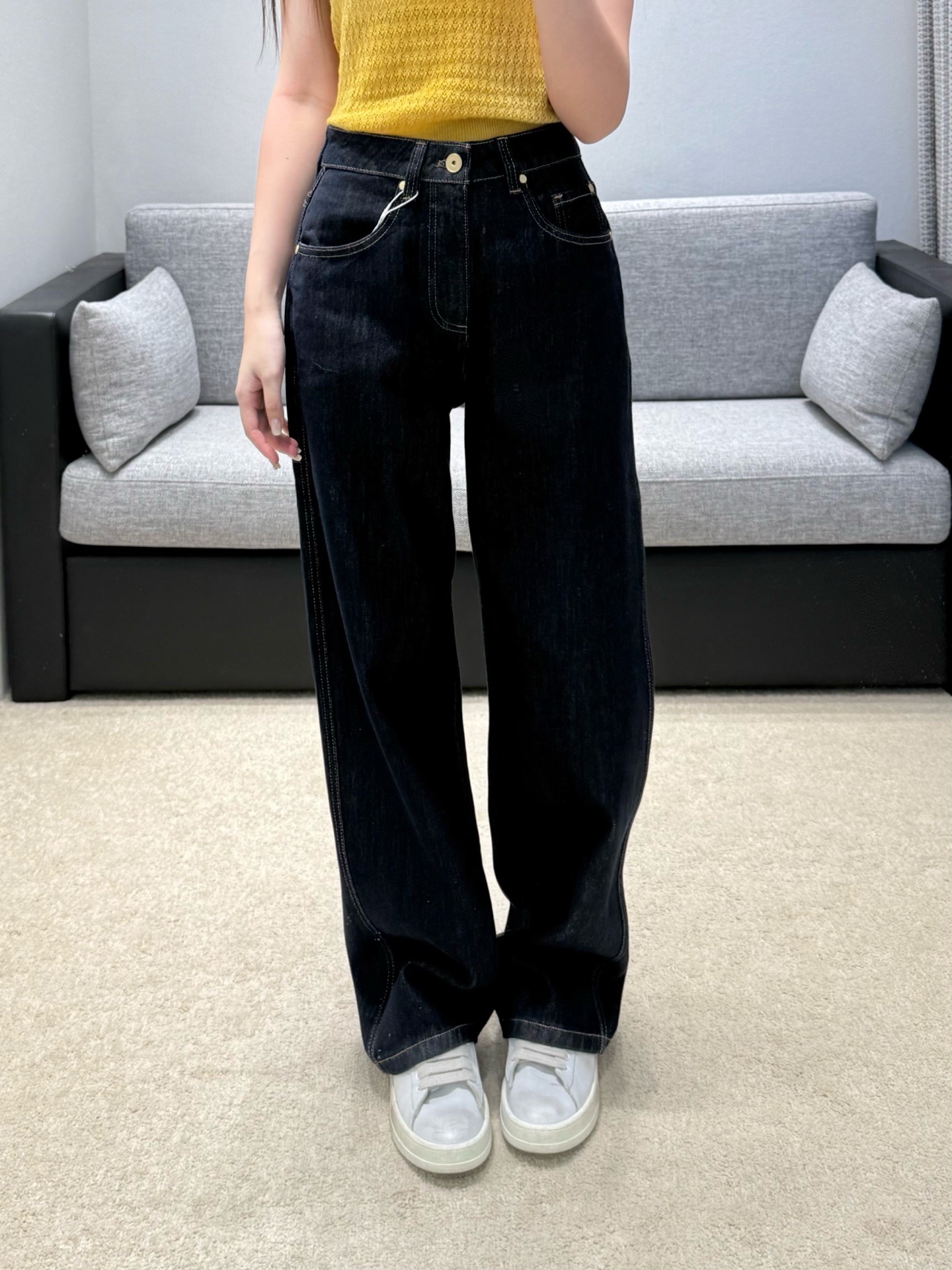 NO:957886,26 new early autumn jeans  The original dark blue denim fabric has a tough and high-end texture with solid color washing process and is not easy to whiten and deform. It has a high-waisted straight wide-leg cut, which modifies the leg line vertically, hides the flesh and makes you look slimmer, making it easy to create a casual and relaxed old-money outfit. Neat hardware rivets are matched with top-stitch sewing.  The details are exquisite, the shape is neat and drape, suitable for all kinds of sweaters, suits and T-shirts, versatile, simple and very attractive retro style. In stock sml, jeans, tees, t-shirt, business  suit,1986090926早秋新品 牛仔裤 原色深蓝丹宁面料,固色水洗工艺质感硬朗高级,不易泛白变形.高腰直筒阔腿剪裁,纵向修饰腿部线条,藏肉显瘦,轻松打造随性松弛的老钱穿搭.工整五金铆钉搭配明线车缝,细节考究,版型垂坠利落,适配各类针织衫、西装与T恤,百搭不出错,简约又极具耐看的复古腔调.现货smL,,jeans,tees，t-shirt,business suit,,Women's clothing
