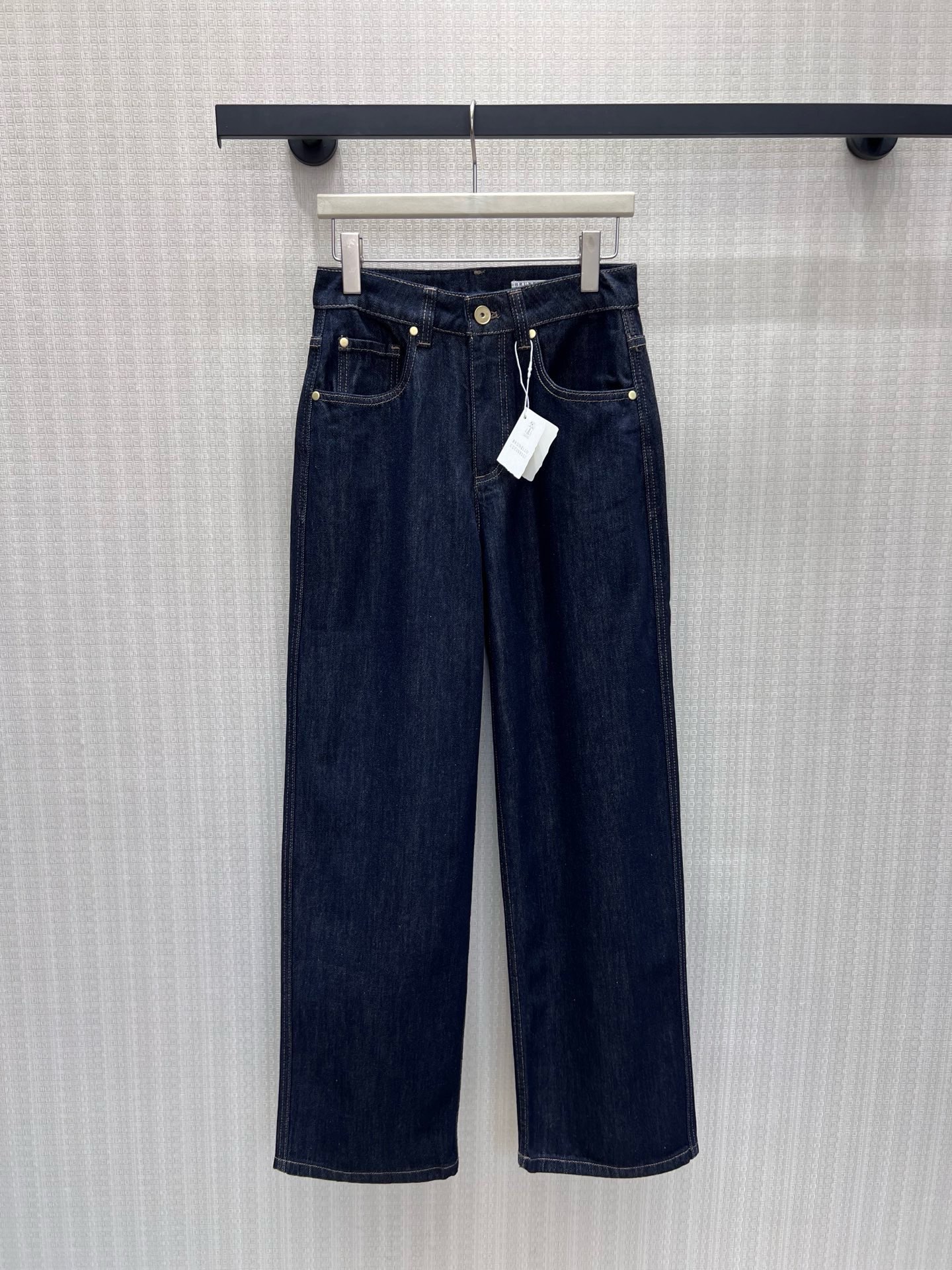 NO:957935,26 new early autumn jeans  Original dark blue denim fabric, solid color washed process, strong and high-quality texture, not easy to whiten and deform. High-waisted straight wide-leg cut, longitudinally modify the leg line, hide the flesh and make you slim, easily create a casual and relaxed old-money outfit. Neat hardware rivets are matched with open-stitch sewing, the details are exquisite, and the version is drapey and neat. It is suitable for all kinds of sweaters, suits and T-shirts. It is versatile, simple and very attractive with a retro accent. In stock sml  Actual detailed pictures, jeans, tees, t-shirts, business suits,1986090926早秋新品 牛仔裤 原色深蓝丹宁面料,固色水洗工艺质感硬朗高级,不易泛白变形.高腰直筒阔腿剪裁,纵向修饰腿部线条,藏肉显瘦,轻松打造随性松弛的老钱穿搭.工整五金铆钉搭配明线车缝,细节考究,版型垂坠利落,适配各类针织衫、西装与T恤,百搭不出错,简约又极具耐看的复古腔调.现货smL 实拍细节图,,jeans,tees，t-shirt,business suit,,Women's clothing