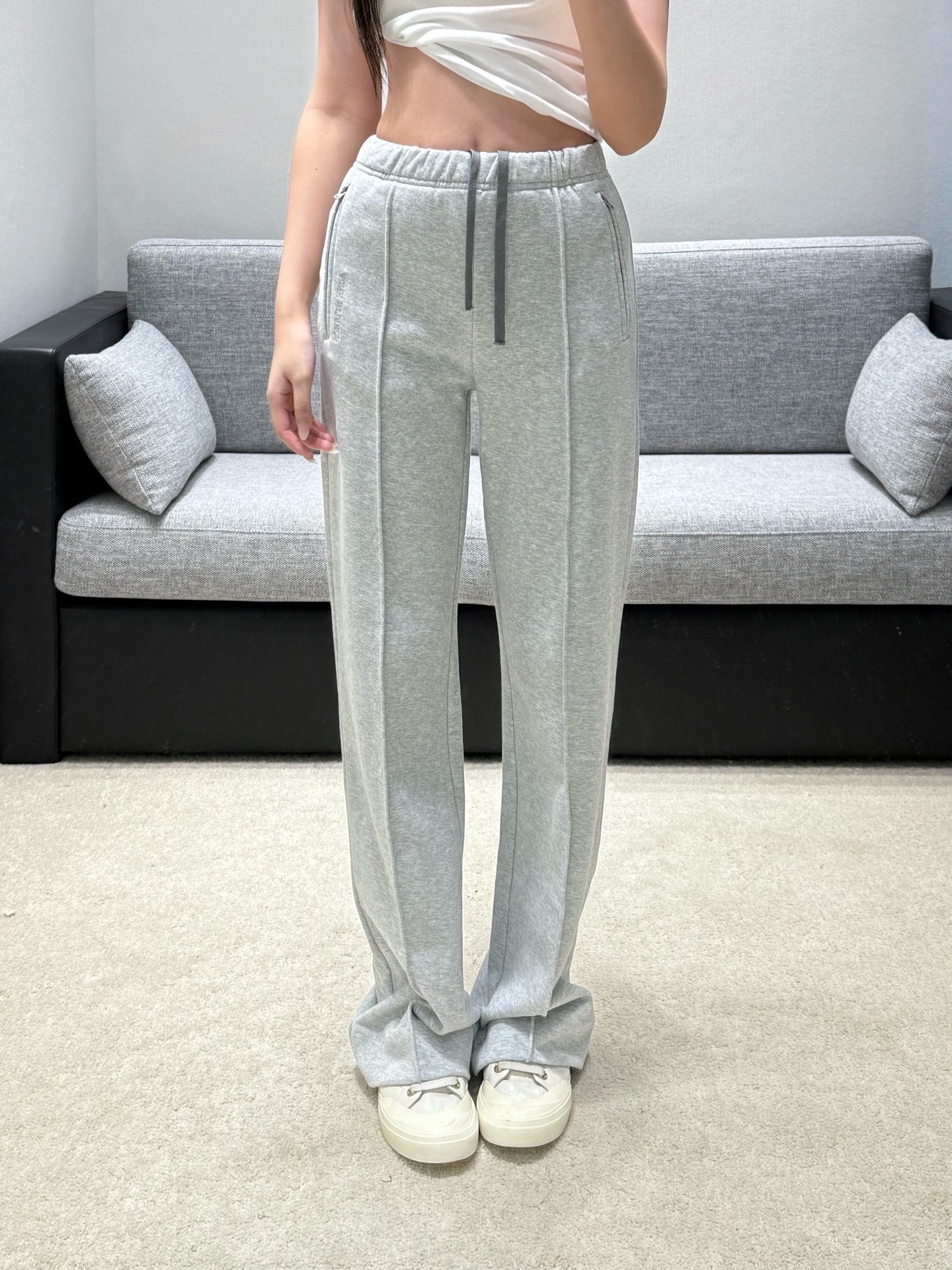 NO:957965,26 new spring and summer casual pants  Light gray has a soft and high-end texture, the drawstring waistband is casual and non-restrictive, the three-dimensional midline tailoring modifies the leg shape, the neat drape straight and slightly flared version quietly elongates the proportion of the legs. The invisible zipper pocket is both practical and tidy, and the low-key small embroidery hides the details. The soft and waxy drape knitted fabric is skin-friendly and not easy to wrinkle. The minimalist and unnecessary design is versatile for commuting and leisure, and the relaxed and lazy atmosphere is easy to handle. In stock smL,,1986090926春夏新品 休闲裤 浅灰自带柔和高级质感,抽绳腰头随性无束缚,立体中线剪裁修饰腿型,利落垂坠直筒微喇版型,悄悄拉长腿部比例.隐形拉链口袋兼顾实用与整洁,低调小刺绣暗藏细节.软糯垂顺针织面料,亲肤不易皱,极简无多余设计,通勤休闲百搭,松弛慵懒的氛围感轻松拿捏.现货smL,,,Women's clothing
