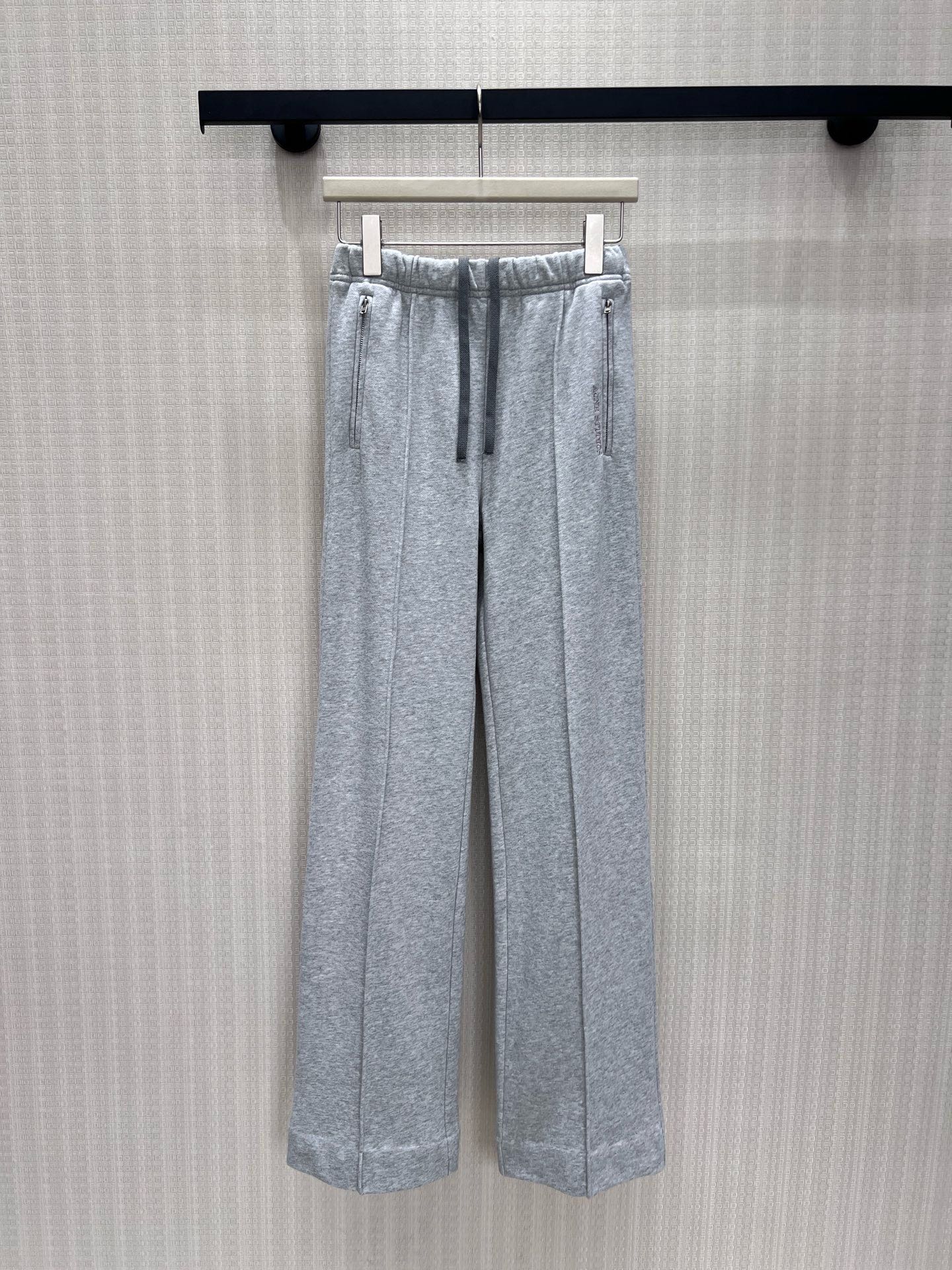 NO:957955,26 new spring and summer casual pants, light gray with soft and high-end texture, casual and non-restrictive drawstring waist, three-dimensional midline tailoring to modify the leg shape, neat drape straight and slightly flared version, quietly elongating the leg proportions. Hidden zipper pockets are both practical and tidy, low-key embroidery hides details. Soft and waxy drape knitted fabric, skin-friendly and not easy to wrinkle, minimalist and unnecessary design, versatile for commuting and leisure, relaxed and lazy atmosphere is easy to handle. Spot smL  Actual detailed pictures,1986090926春夏新品 休闲裤 浅灰自带柔和高级质感,抽绳腰头随性无束缚,立体中线剪裁修饰腿型,利落垂坠直筒微喇版型,悄悄拉长腿部比例.隐形拉链口袋兼顾实用与整洁,低调小刺绣暗藏细节.软糯垂顺针织面料,亲肤不易皱,极简无多余设计,通勤休闲百搭,松弛慵懒的氛围感轻松拿捏.现货smL 实拍细节图,,,Women's clothing