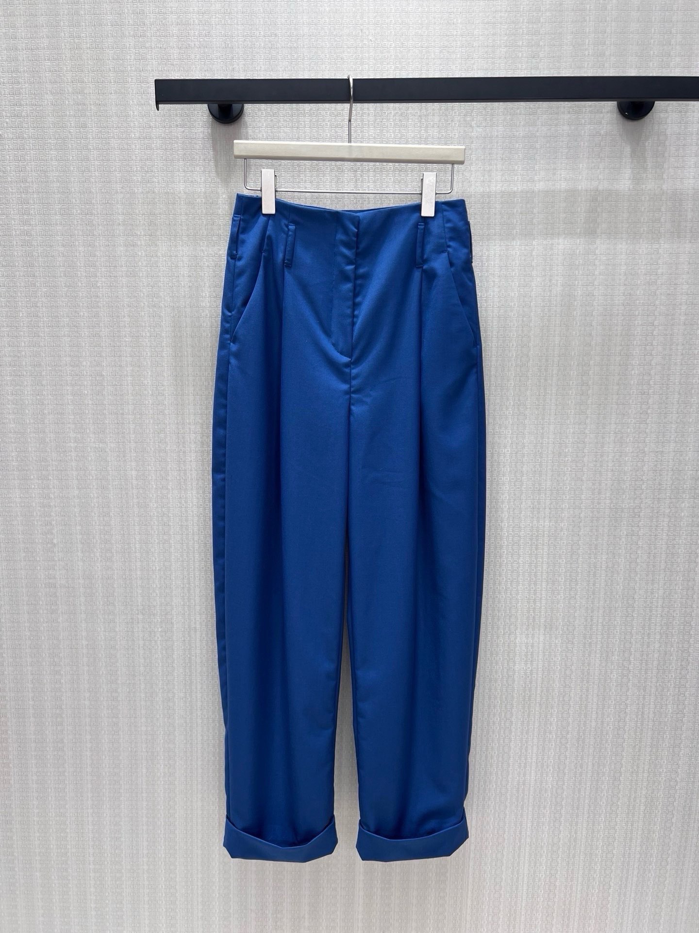 NO:957974,26 spring and summer new products Cha** exclusive high-end casual pants. The rich peacock blue comes with retro high-end filters. The neat high-waisted version modifies the waist and hip lines. The three-dimensional double C embroidery logo low-key highlights the brand style. The front and back are elegantly pressed with simulated pockets, and the layers are exquisite.  Slightly closed bloomer pants with folded trousers hide the flesh and look slimmer, optimizing the proportions of the legs. The slim and crisp fabric is not easy to wrinkle, suitable for commuting and leisure. The cool blue tone is calm and dignified, and it is easy to wear French elegance and relaxation. In stock 36/38/40 Real shot details,,1986090926春夏新品 Cha**独家高定休闲裤 浓郁孔雀蓝自带复古高级滤镜,利落高腰版型修饰腰臀线条,立体双C刺绣标识低调点出品牌格调.前后考究压褶搭配仿真口袋,层次精致 微收灯笼裤型搭配翻折裤脚,藏肉显瘦,优化腿部比例.垂顺挺括面料不易皱,通勤休闲皆适配,冷调蓝沉稳显贵,轻松穿出法式优雅松弛感.现货36/38/40 实拍细节图,,,Women's clothing