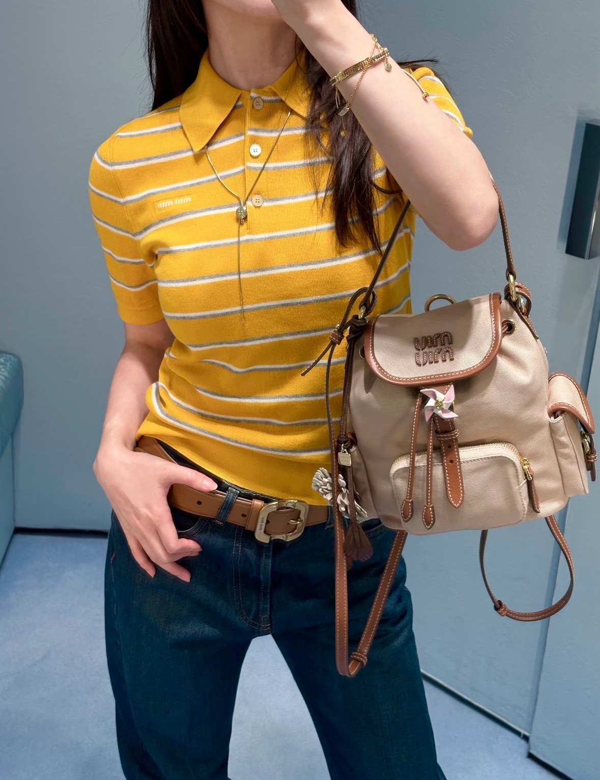 NO:958103,26 early autumn new products  Miu** striped polo knitted short sleeves, soft and eye-catching in pink and yellow, thin horizontal stripes retro and fresh. Classic lapel with half-open button design, low-key logo embroidered on the chest to identify the brand. Delicate, thin knitted soft, waxy and breathable, ribbed hem to tighten the fit  The waistline and short version optimize body proportions. Wear alone to look refreshing and reduce age. Pair it with a pleated skirt to create a full atmosphere, and you can easily interpret the retro college light luxury style. In stock 36/38/40, miumiu, skirts, T-shirt,1986090926早秋新品 Miu**条纹polo针织短袖,粉、黄双色温柔亮眼,细横条纹复古清新.经典翻领搭配半开扣设计,胸口刺绣logo低调标识品牌.细腻轻薄针织软糯透气,下摆罗纹收束贴合腰线,短款版型优化身材比例.单穿清爽减龄,搭配百褶半裙氛围感拉满,轻松演绎元气复古学院轻奢风.现货36/38/40,,miumiu,skirts,T-shirt,,Women's clothing