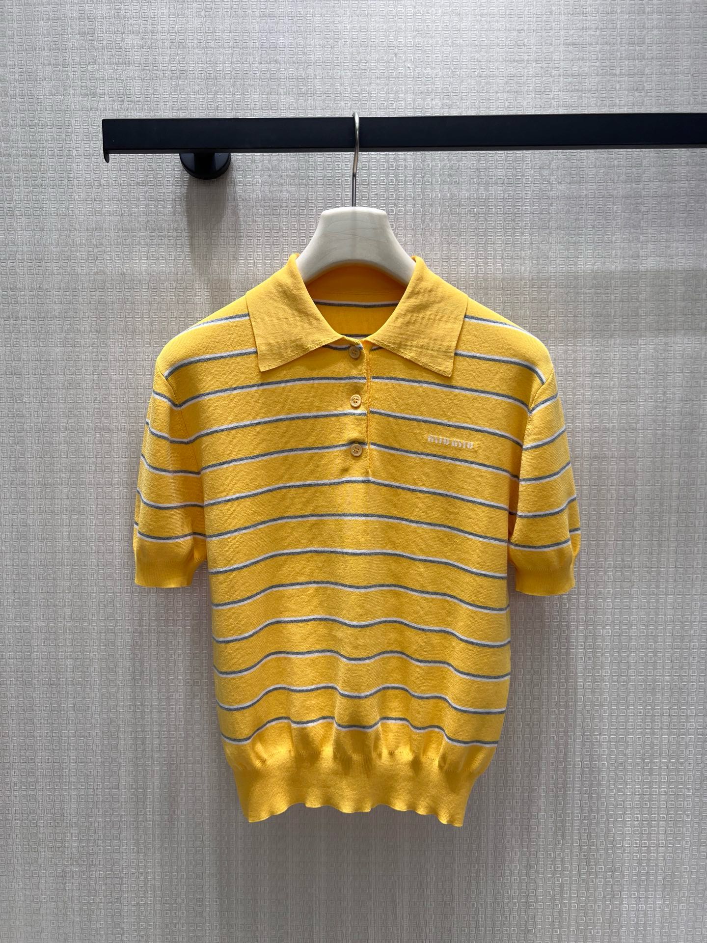NO:958095,26 early autumn new products  Miu** striped polo knitted short sleeves, soft and eye-catching in pink and yellow, thin horizontal stripes are retro and fresh. Classic lapels with half-open button design, low-key brand logo embroidered on the chest. Delicate and thin knitted soft and breathable, ribbed hem fits the waistline, and the short version optimizes body proportions. Wear alone to reduce age, match with a pleated skirt to create a full atmosphere, and easily interpret the retro college light luxury style. Ready in stock 36/38/40  Actual detailed pictures,,miumiu,skirts,T-shirt,1986090926早秋新品 Miu**条纹polo针织短袖,粉、黄双色温柔亮眼,细横条纹复古清新.经典翻领搭配半开扣设计,胸口刺绣logo低调标识品牌.细腻轻薄针织软糯透气,下摆罗纹收束贴合腰线,短款版型优化身材比例.单穿清爽减龄,搭配百褶半裙氛围感拉满,轻松演绎元气复古学院轻奢风.现货36/38/40 实拍细节图,,miumiu,skirts,T-shirt,,Women's clothing