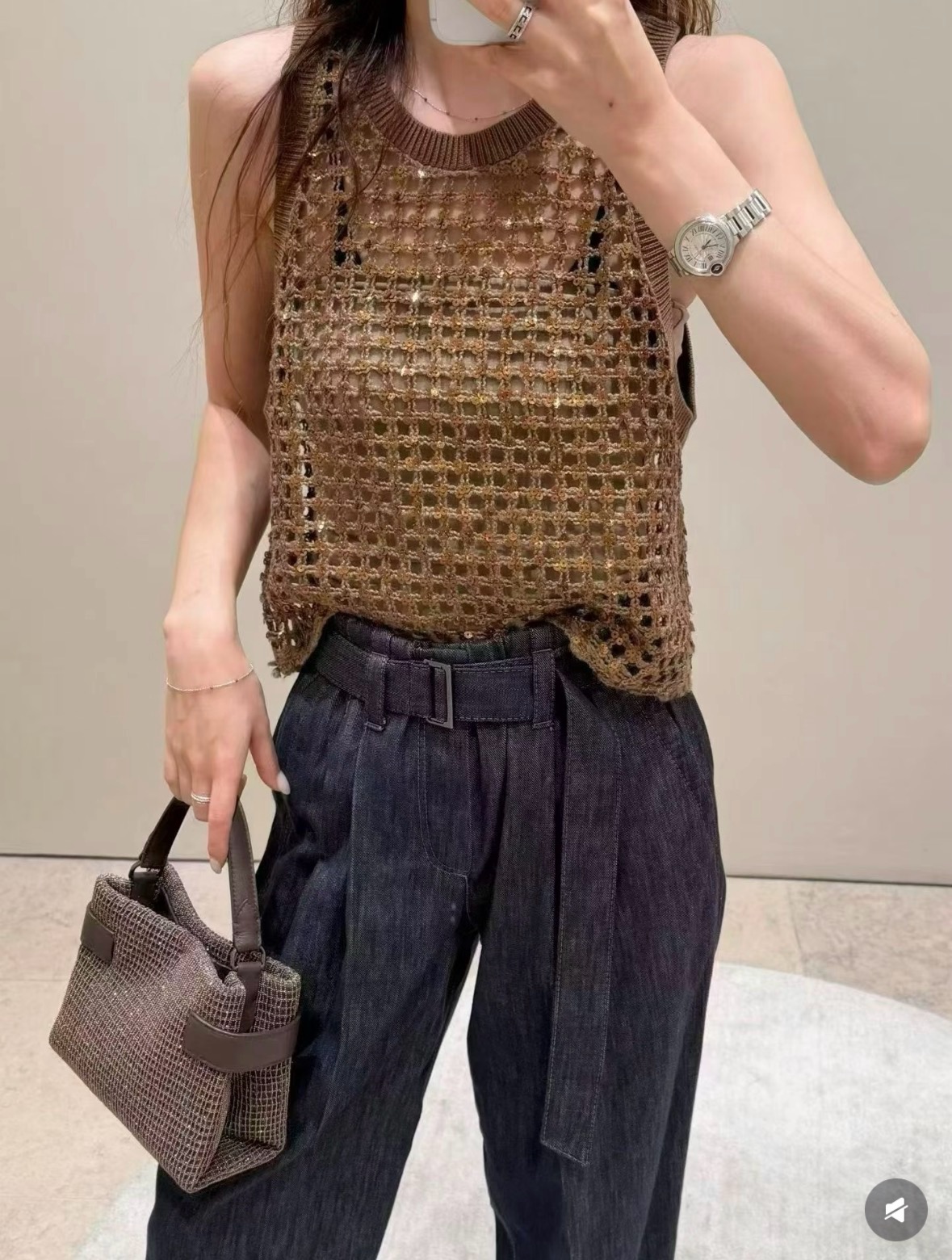 NO:958145,New product for early autumn 26. Coffee tone intertwined fine sequined vest. The whole mesh hollow weaving has a transparent texture and low-key reflection of fine luster. The round neck sleeveless cut neatly lines the shoulders and neck, and comes with an inner lining to avoid being exposed. The simple and loose version accommodates the body shape. It has a light and luxurious atmosphere when worn alone. It has rich layers when layered with suits and windbreakers. Relaxed old-money style items are suitable for commuting and vacationing. High-end non-colliding items are in stock sml, business suit,1986090926早秋新品 咖调交织细闪亮片背心 整片网格镂空编织极具通透肌理感,低调折射细碎光泽.圆领无袖剪裁利落衬肩颈线条,自带内搭衬底避免走光.简约宽松版型包容身形,单穿自带轻奢氛围感,叠搭西装、风衣层次丰富.松弛老钱风单品,适配通勤、度假多种场景,高级不撞款现货smL,,business suit,,Women's clothing