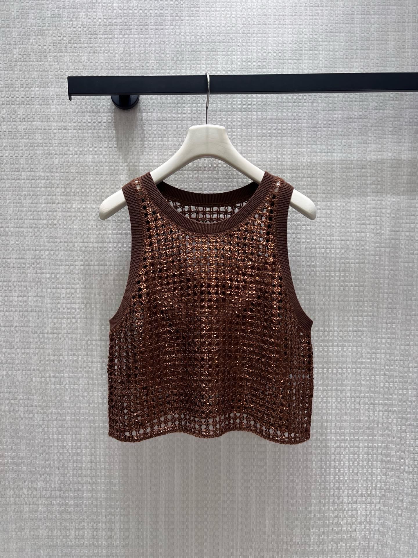 NO:958139,New product for early autumn of 26. Coffee-tone intertwined fine sequined vest. The whole mesh hollow weaving has a transparent texture and low-key refraction of fine luster. The round neck sleeveless cut neatly lines the shoulder and neck, and comes with an inner lining to avoid exposure. The simple and loose version accommodates the body shape. It has a light and luxurious atmosphere when worn alone. It has rich layers when layered with suits and windbreakers. Relaxed old-money style single product, suitable for commuting and vacationing, high-end non-colliding items in stock sml  Actual detailed pictures, business suit,1986090926早秋新品 咖调交织细闪亮片背心 整片网格镂空编织极具通透肌理感,低调折射细碎光泽.圆领无袖剪裁利落衬肩颈线条,自带内搭衬底避免走光.简约宽松版型包容身形,单穿自带轻奢氛围感,叠搭西装、风衣层次丰富.松弛老钱风单品,适配通勤、度假多种场景,高级不撞款现货smL 实拍细节图,,business suit,,Women's clothing