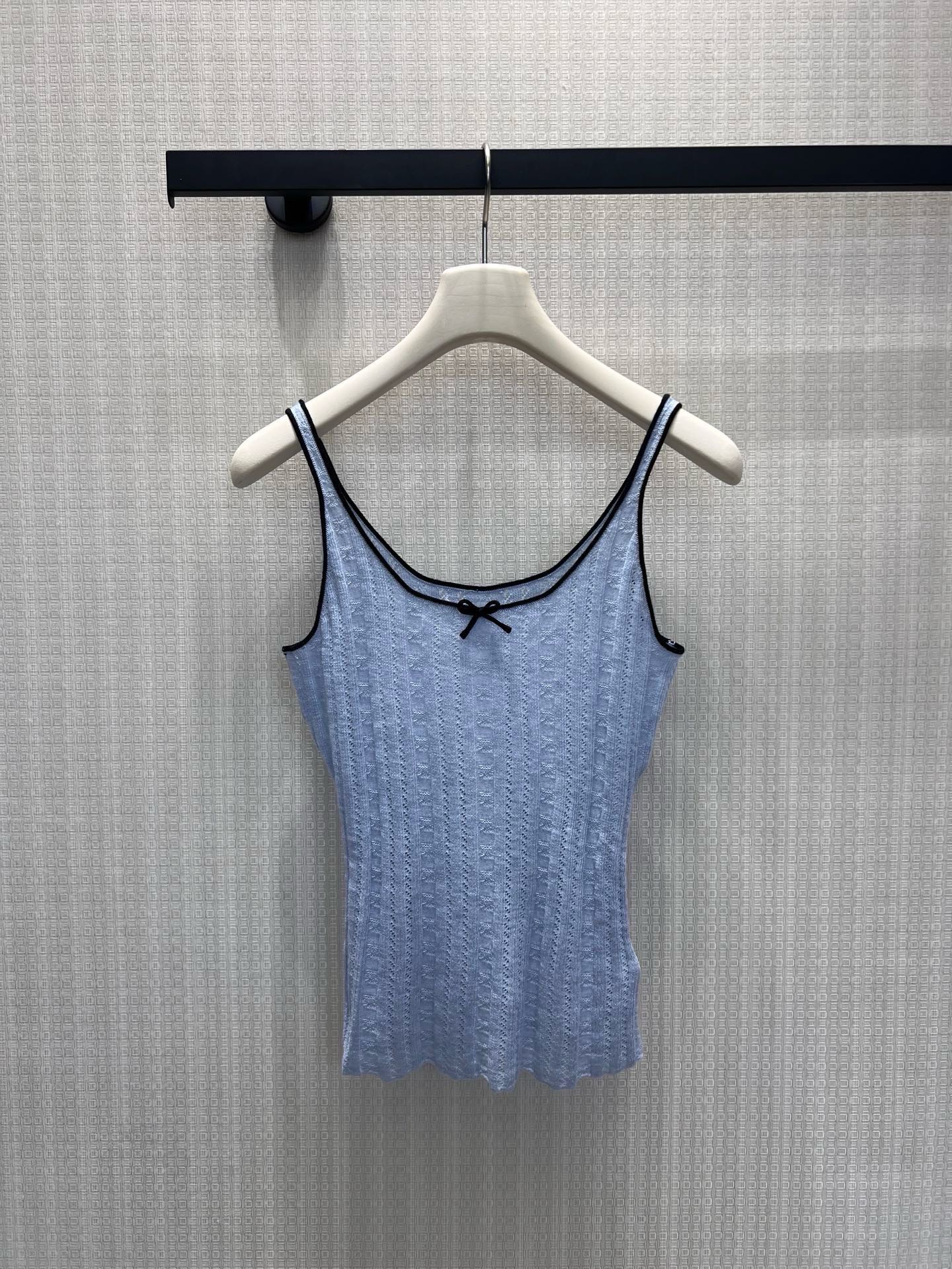 NO:958151,Vest 26 spring and summer new arrivals  AC French texture sling, matte blue tone with high-end matte texture. The whole body is hollow jacquard knitted, breathable, light and not stuffy. The contrasting black edges outline the neckline, and the small bow weakens the monotony and adds a soft element. The narrow shoulder straps lengthen the proportion of the collarbone and narrow the waist.  Tailored to optimize body curves, it is cool and durable when worn alone, and can be worn with suits or cardigans with rich layers. No unnecessary complicated design, minimalist and gentle, niche and non-contrasting styles, creating a lazy and refined daily life. Detailed pictures of real-life SmL photos of the ready-made products, business  suit,19860909背心 26春夏新品 AC法式肌理吊带,雾蓝调自带高级雾面质感.通体镂空提花针织,透气轻盈不闷肤,撞色黑细边勾勒领口轮廓,小蝴蝶结弱化单调,增添柔美元素.窄肩带拉长锁骨比例,收腰剪裁优化身材曲线,单穿清冷耐看,外搭西装、开衫层次丰富.无多余繁杂设计,极简温柔调性,小众不撞款,打造慵懒精致日常.现货smL实拍细节图,,business suit,,Women's clothing
