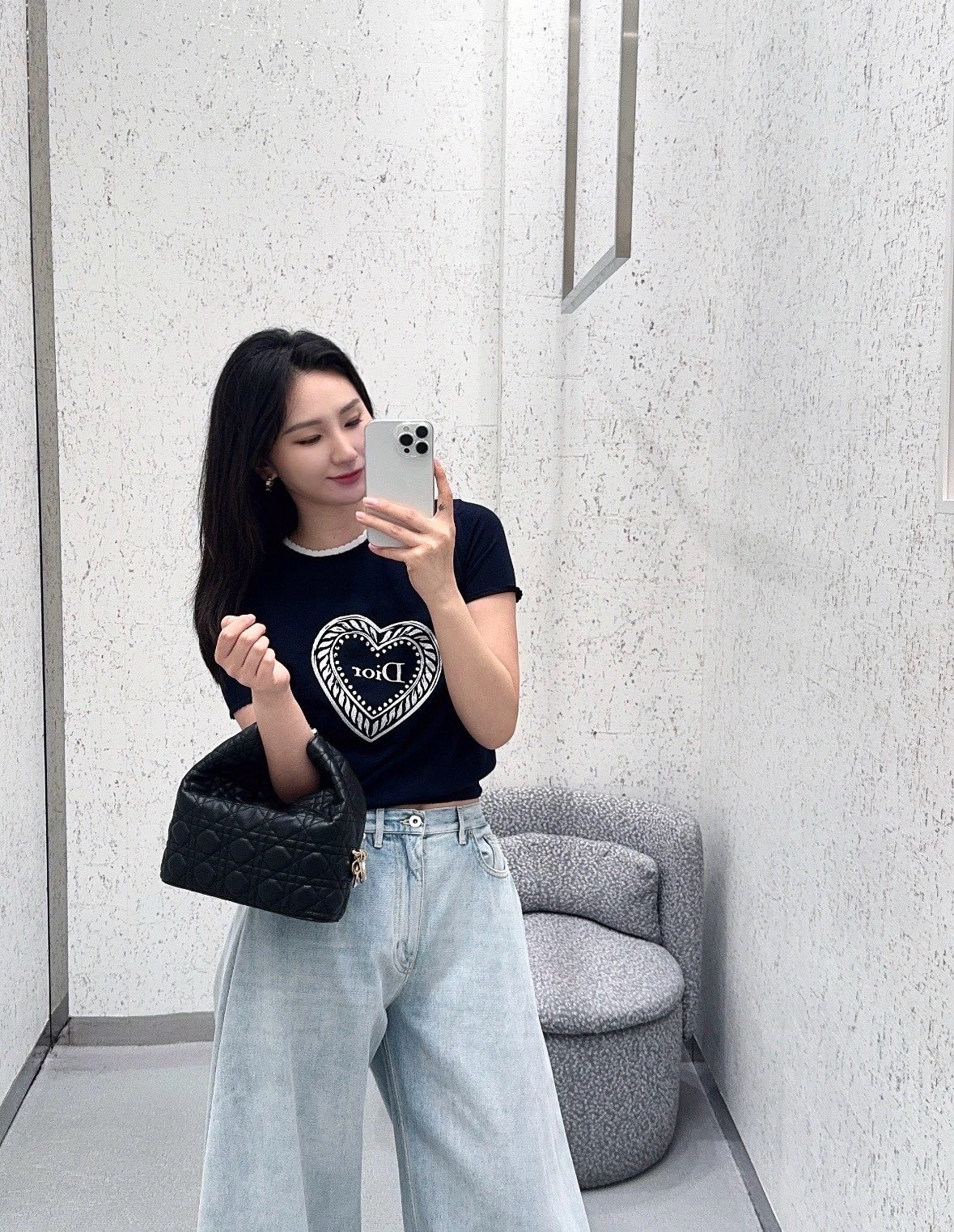 NO:958105,26 early autumn new short-sleeved sweater  The quiet navy blue knitted fabric is soft and delicate, and the neckline is uniquely edged with white pearls to outline an elegant silhouette. The retro love embroidery on the chest is exquisite and three-dimensional, and the winding pattern matches the brand logo, giving it a full romantic atmosphere. The cuffs and hem are designed with wavy lace, adding agility  Breathing. The fitted short version optimizes body proportions, French elegance blends sweet temperament, suitable for matching with skirts and trousers, and has style for daily commuting. In stock 36/38/40, skirts, sweaters, T-shirt,1986090926早秋新款 短袖毛衣 静谧藏蓝色针织面料柔和细腻,领口别致白色珍珠包边,勾勒优雅轮廓.胸前复古爱心刺绣精致立体,缠绕纹样搭配品牌标识,浪漫氛围十足.袖口与下摆采用波浪花边设计,增添灵动气息.合身短款版型优化身形比例,法式优雅糅合甜美气质,搭配半裙西裤皆相宜,日常通勤兼具格调.现货36/38/40,,skirts,sweaters,T-shirt,,Women's clothing