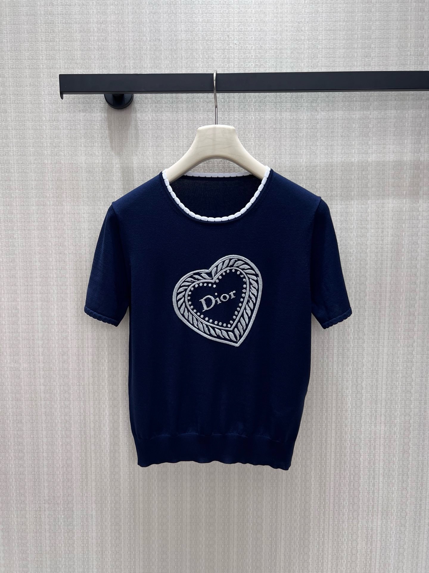 NO:958163,26 early autumn new short-sleeved sweater  The quiet navy blue knitted fabric is soft and delicate, and the neckline is uniquely edged with white pearls to outline an elegant silhouette. The retro love embroidery on the chest is exquisite and three-dimensional, and the winding pattern matches the brand logo, giving it a romantic atmosphere. The cuffs and hem are designed with wavy lace, adding a smart atmosphere.  The fitted short version optimizes body proportions, French elegance blends with sweet temperament, suitable for matching with skirts and trousers, and has style for daily commuting. Ready stock 36/38/40 real shot details, skirts, sweaters, T-shirts,1986090926早秋新款 短袖毛衣 静谧藏蓝色针织面料柔和细腻,领口别致白色珍珠包边,勾勒优雅轮廓.胸前复古爱心刺绣精致立体,缠绕纹样搭配品牌标识,浪漫氛围十足.袖口与下摆采用波浪花边设计,增添灵动气息.合身短款版型优化身形比例,法式优雅糅合甜美气质,搭配半裙西裤皆相宜,日常通勤兼具格调.现货36/38/40实拍细节图,,skirts,sweaters,T-shirt,,Women's clothing